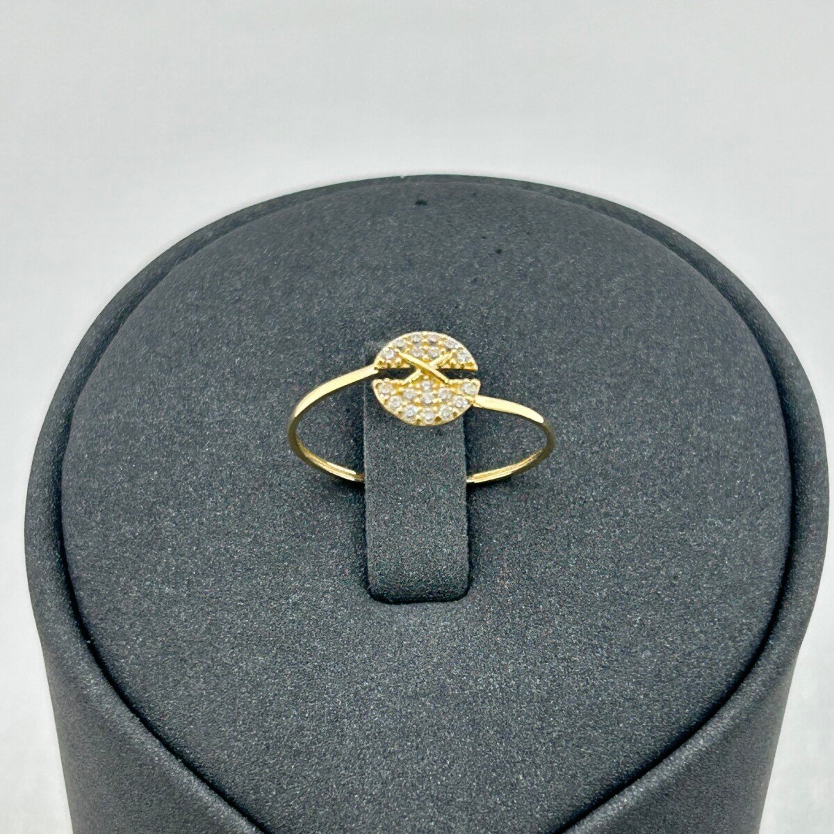 خاتم ذهب عيار 18 بدائرة مرصعة تصميم عصري من جولدانا