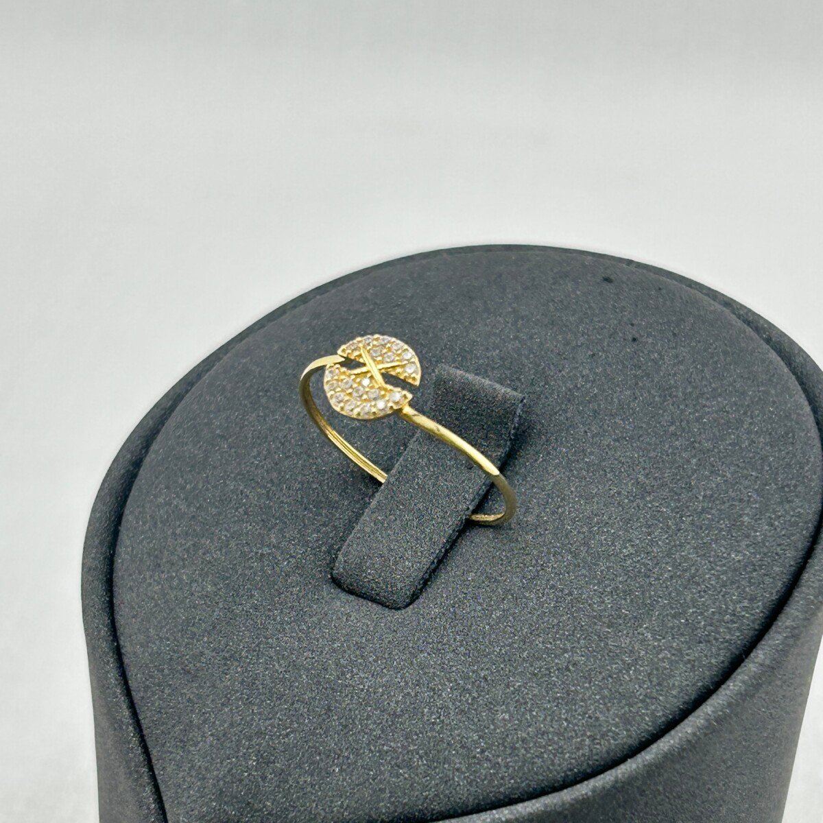 IMG_3092 خاتم ذهب عيار 18 بدائرة مرصعة تصميم عصري من جولدانا