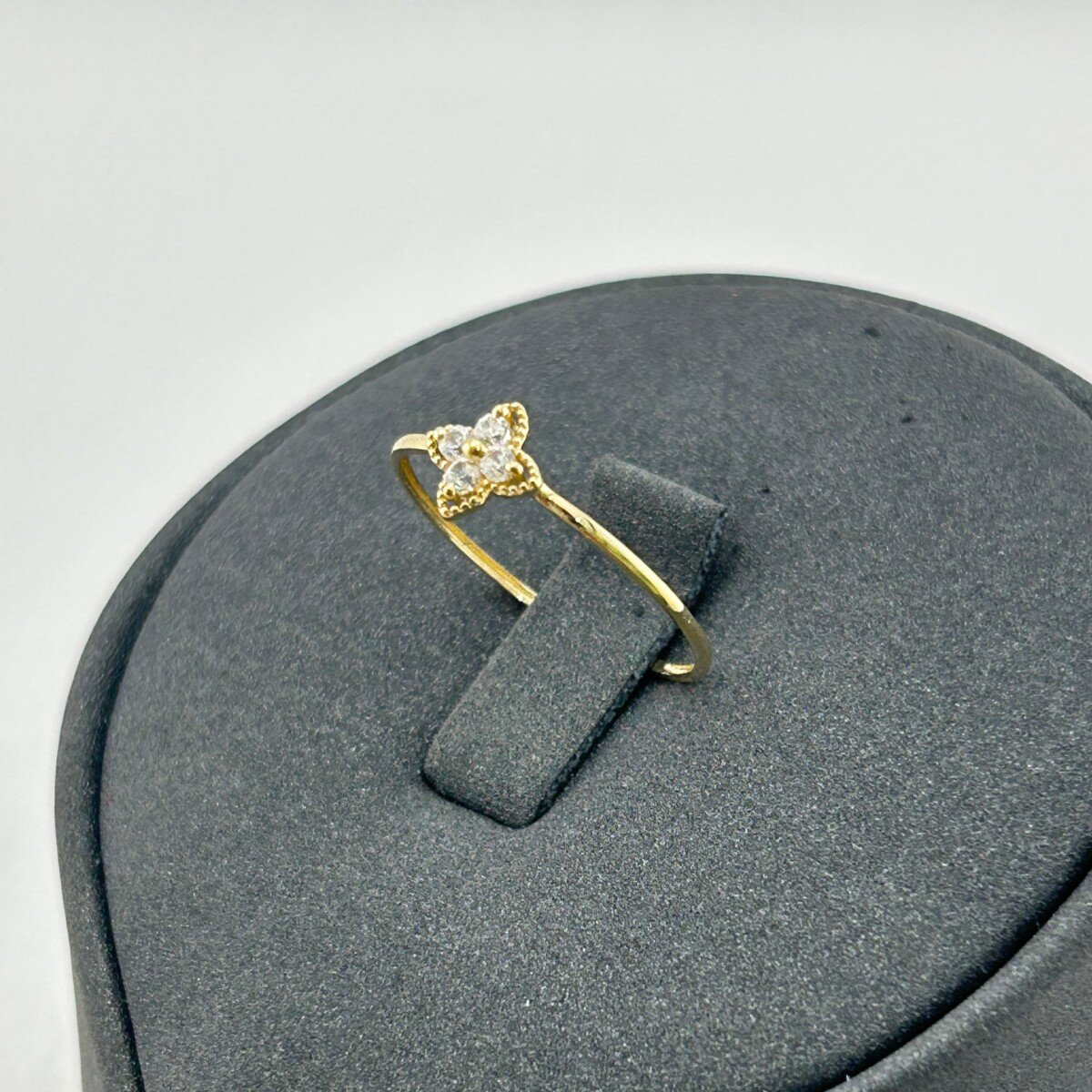 IMG_3096 خاتم ذهب عيار 18 بتصميم وردة ثلاثية من جولدانا