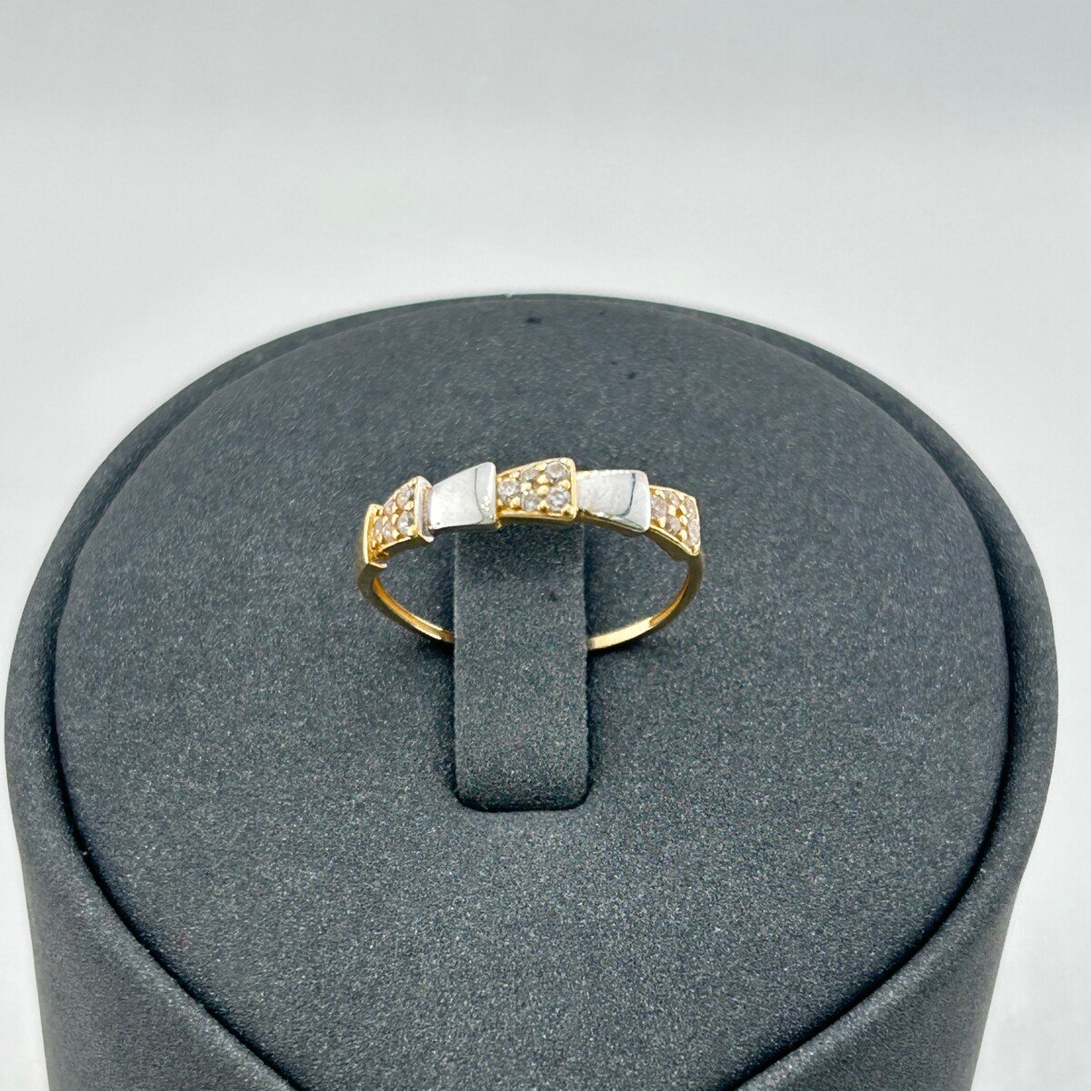 خاتم ذهب عيار 18 بأحجار سداسية براقة تصميم كلاسيكي