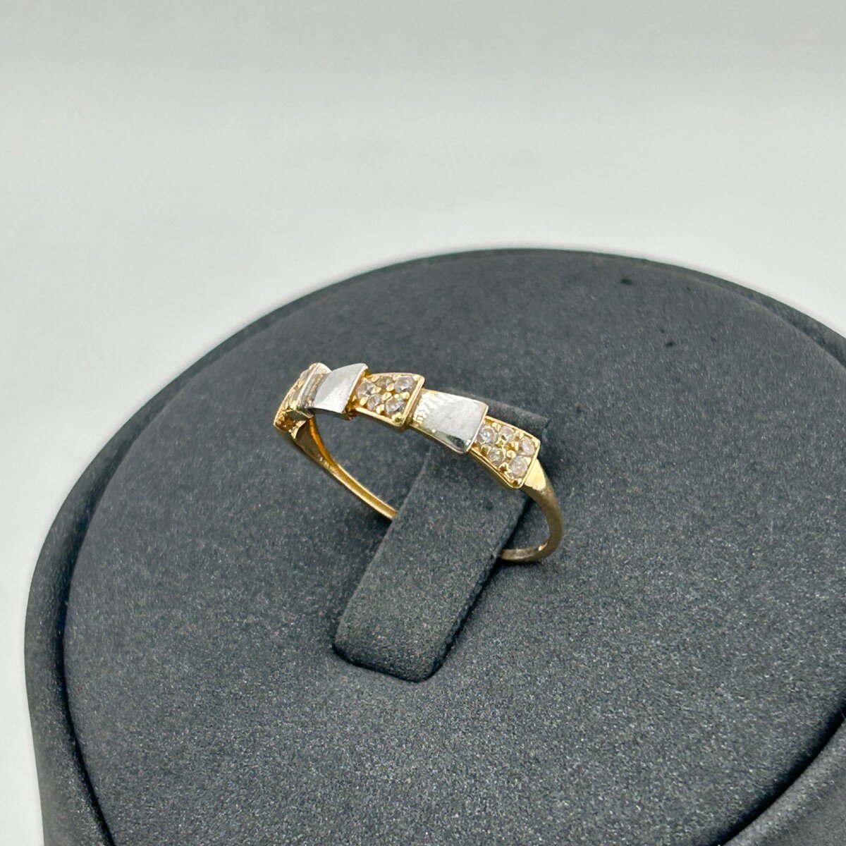 IMG_3100 خاتم ذهب عيار 18 بأحجار سداسية براقة تصميم كلاسيكي