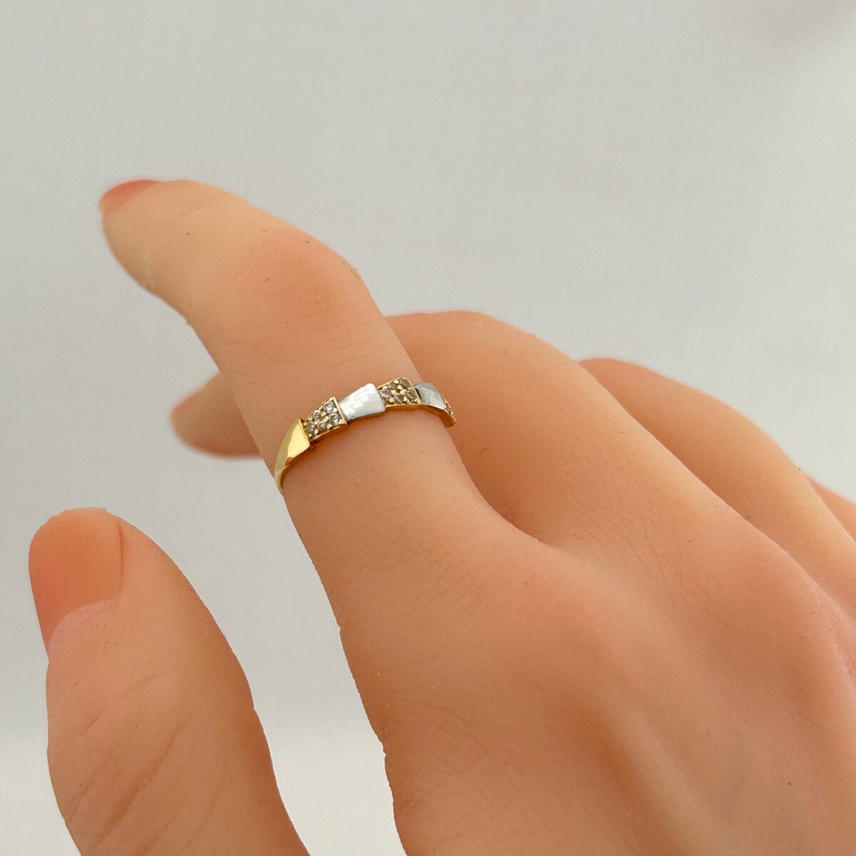 IMG_3101 خاتم ذهب عيار 18 بأحجار سداسية براقة تصميم كلاسيكي