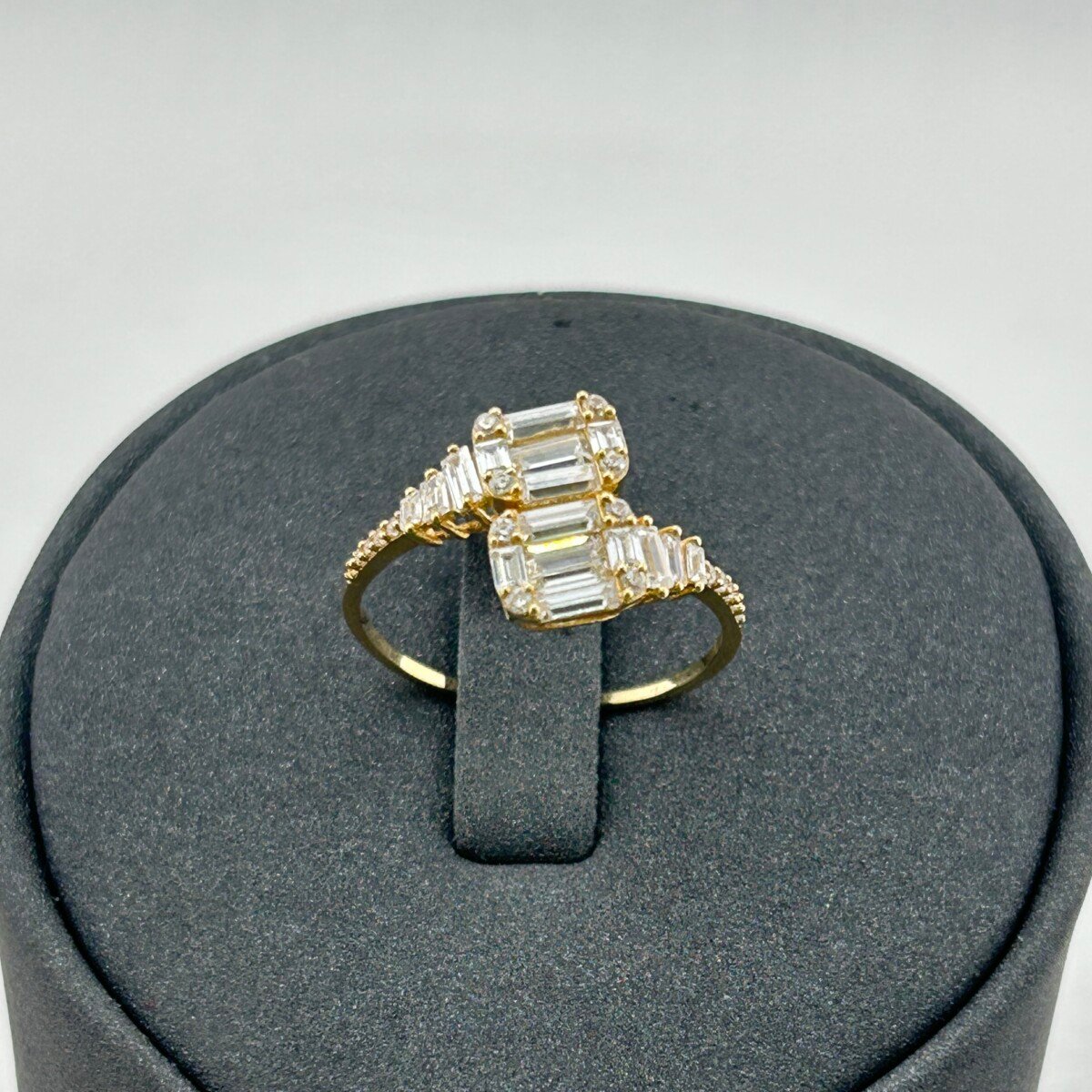 خاتم ذهب عيار 18 بفص ألماسي منفرد من جولدانا بتصميم فاخر