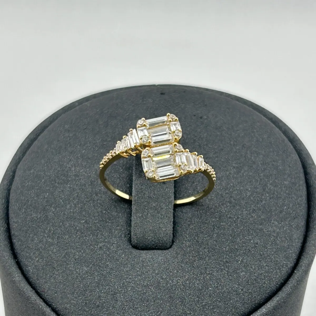 خاتم ذهب عيار 18 بفص ألماسي منفرد من جولدانا بتصميم فاخر