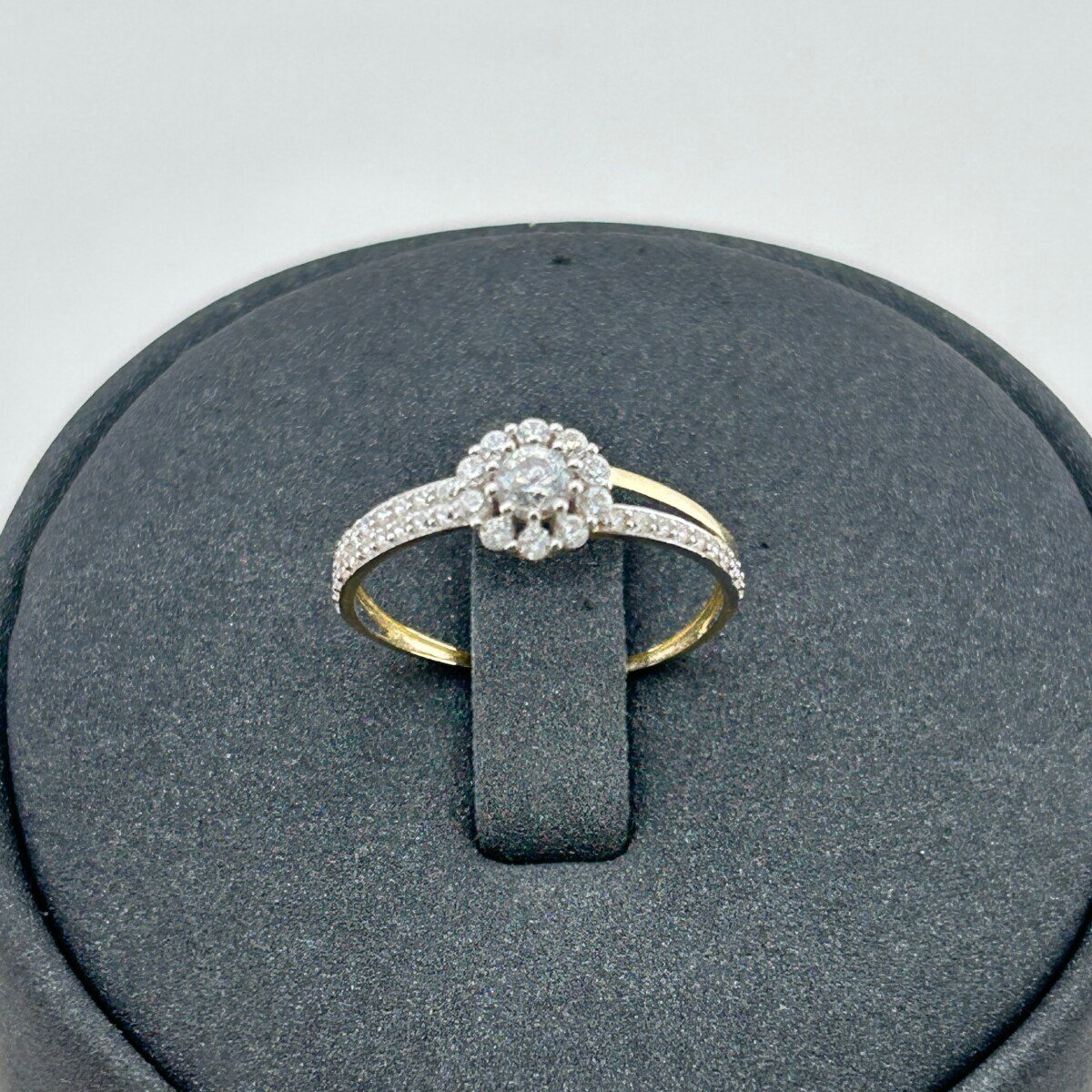 خاتم ذهب عيار 18 بتصميم وردة زركونية من جولدانا