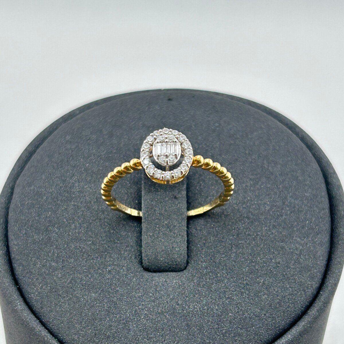 خاتم ذهب عيار 18 بيضاوي بزركون وذراع خرزي من جولدانا