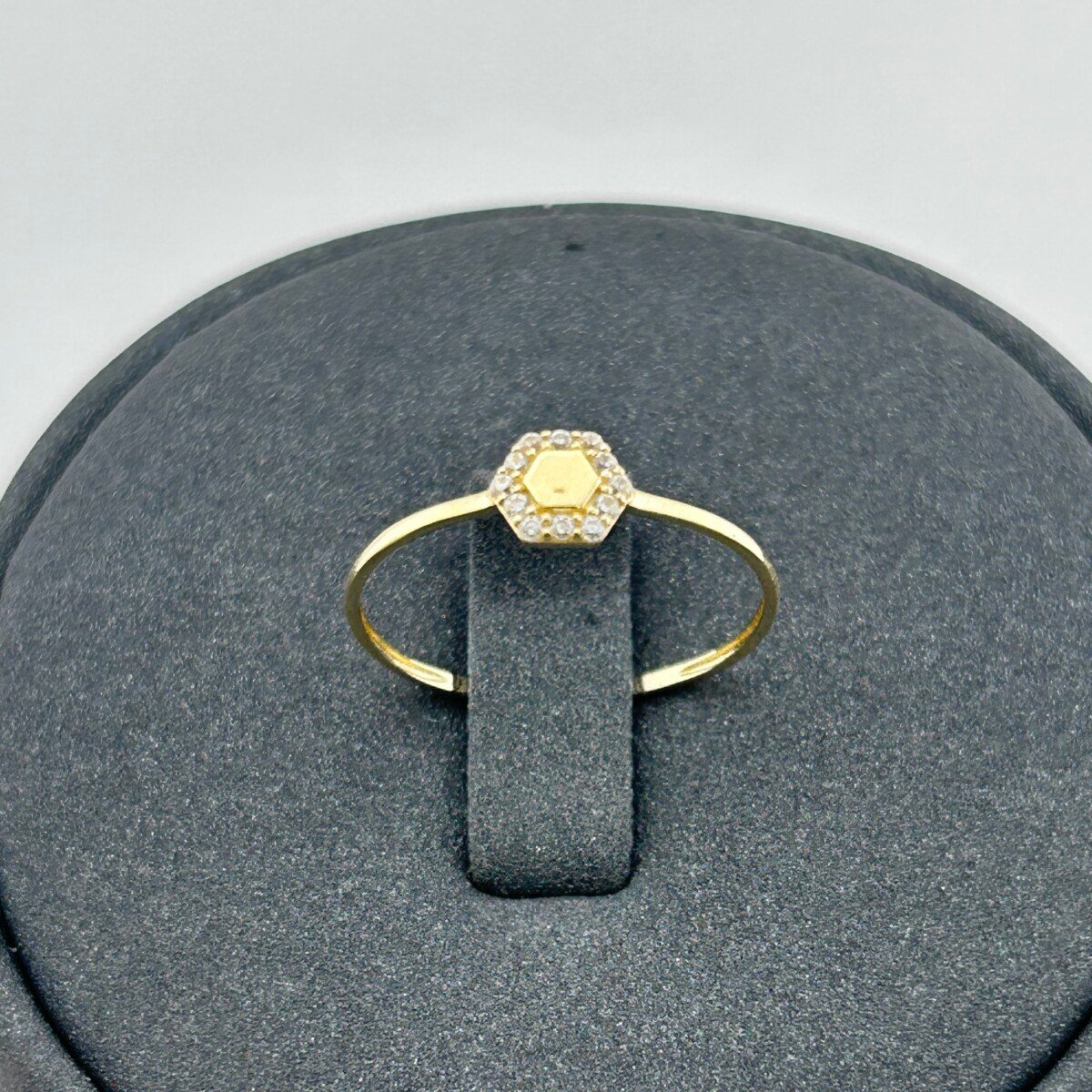 خاتم ذهب عيار 18 بتصميم سداسي زركوني عصري من جولدانا