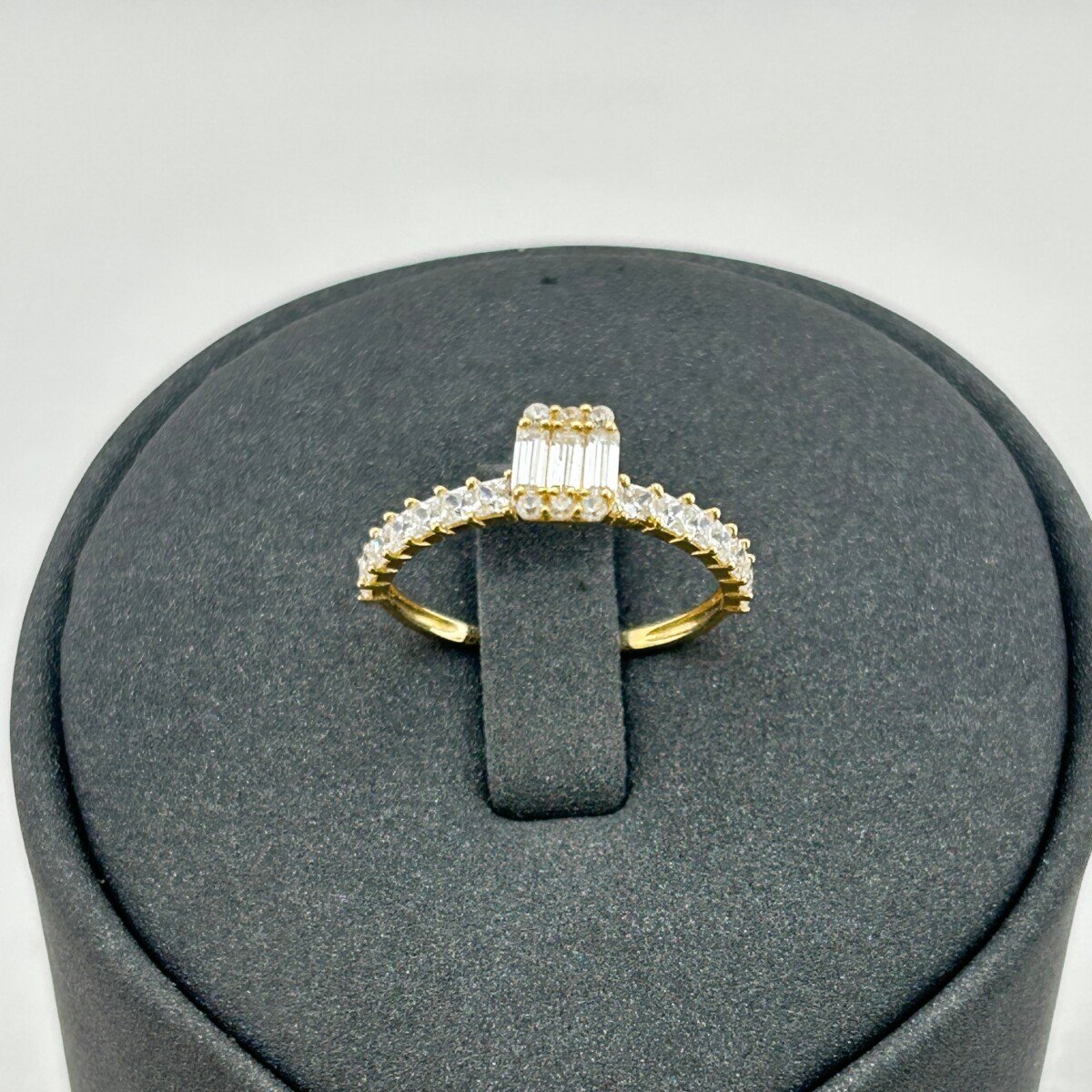 خاتم ذهب عيار 18 بزركون مستطيل لامع بتصميم راقٍ من جولدانا