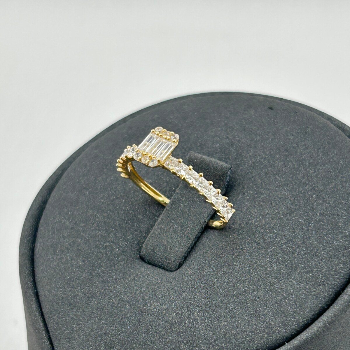 IMG_3129 خاتم ذهب عيار 18 بزركون مستطيل لامع بتصميم راقٍ من جولدانا