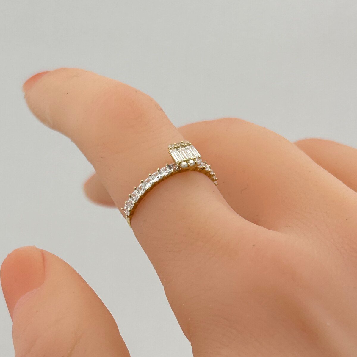 IMG_3130 خاتم ذهب عيار 18 بزركون مستطيل لامع بتصميم راقٍ من جولدانا