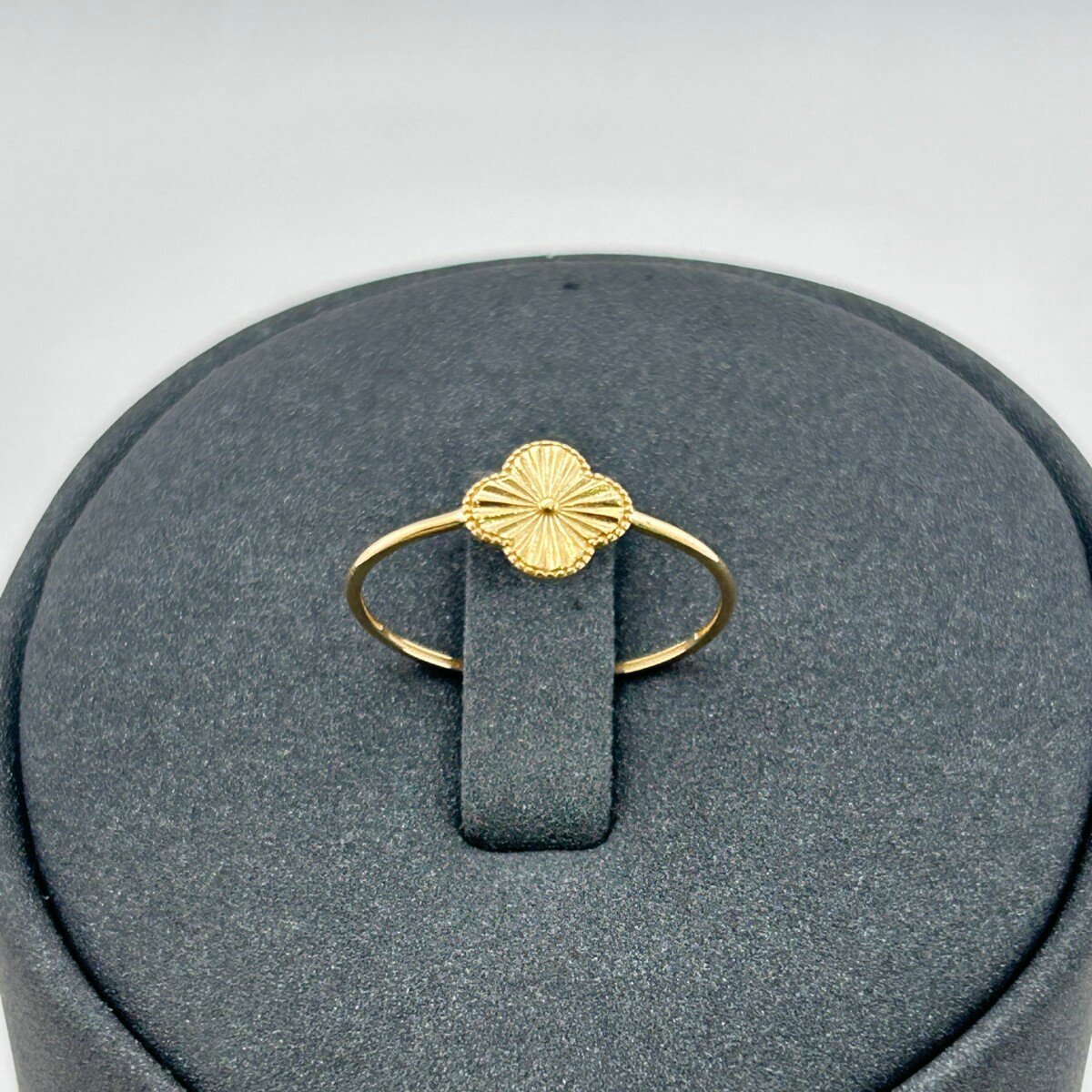 خاتم ذهب عيار 18 بتصميم وردة ناعمة عصري وأنيق من جولدانا