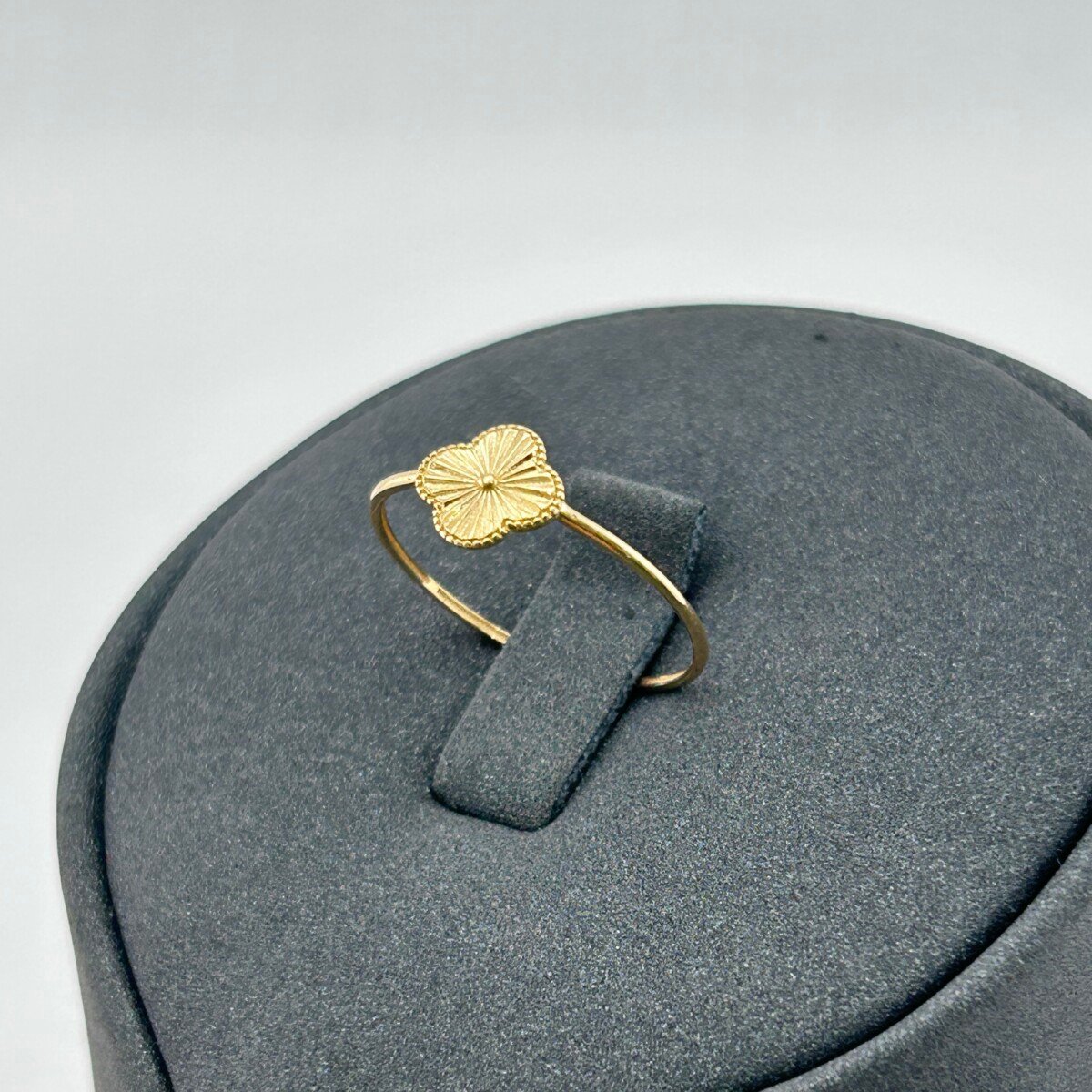 IMG_3133 خاتم ذهب عيار 18 بتصميم وردة ناعمة عصري وأنيق من جولدانا