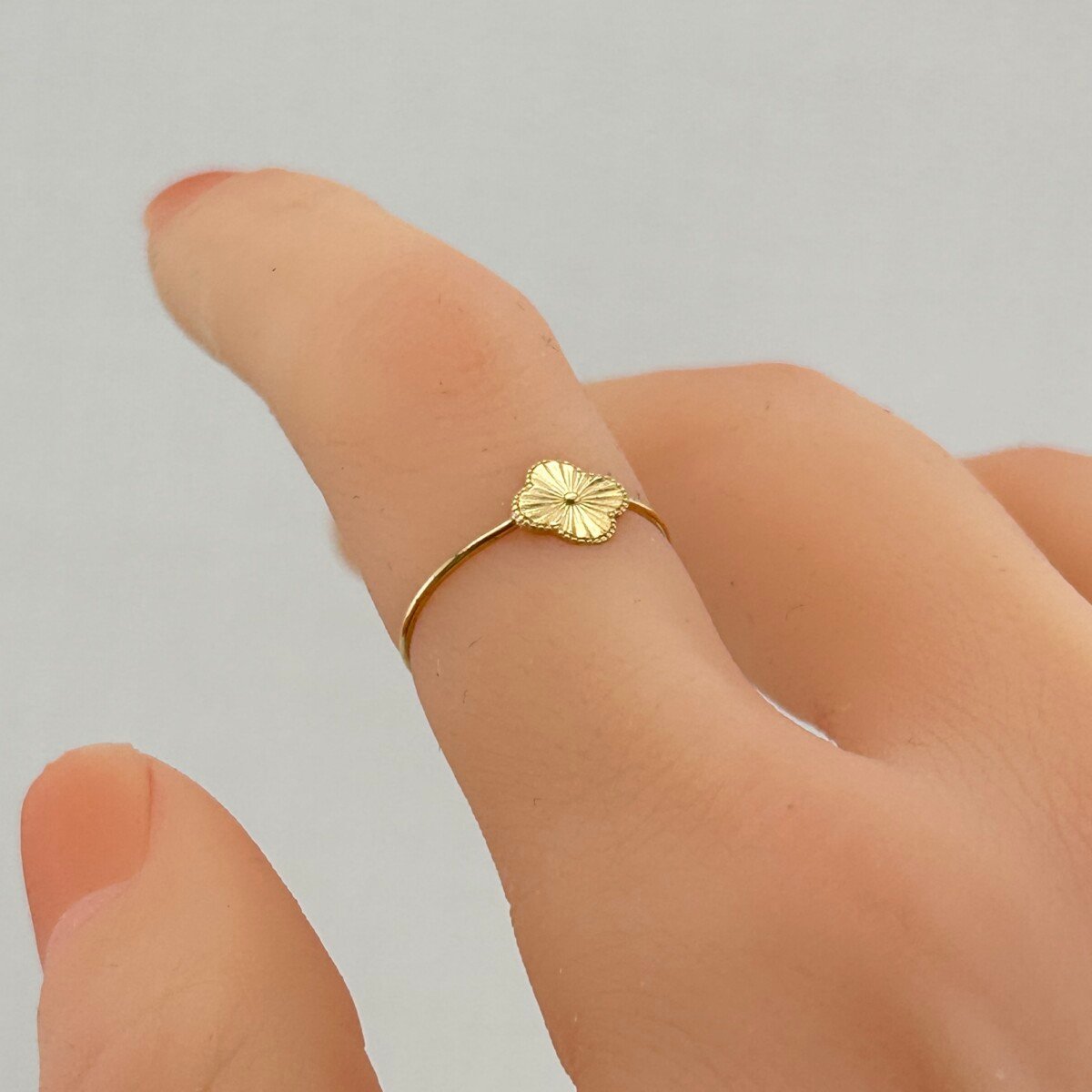 IMG_3134 خاتم ذهب عيار 18 بتصميم وردة ناعمة عصري وأنيق من جولدانا