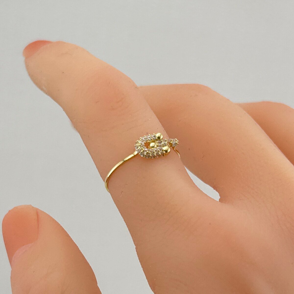 IMG_3138 خاتم ذهب عيار 18 بتصميم مشبك زركون عصري من جولدانا