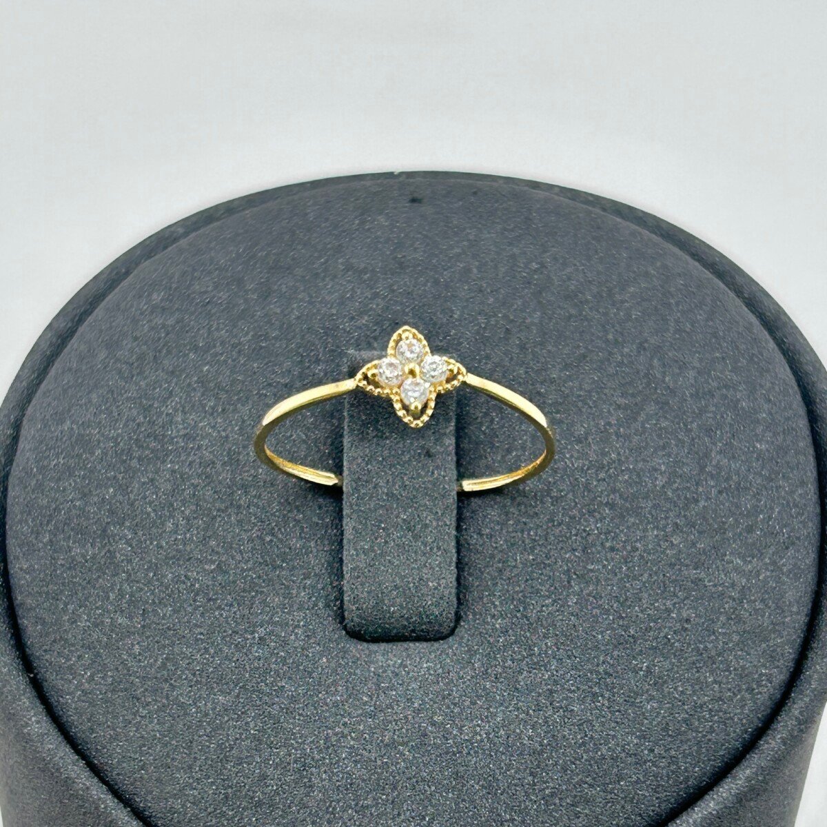 خاتم ذهب عيار 18 بشكل زهرة ثلاثية ناعمة كلاسيكي من جولدانا