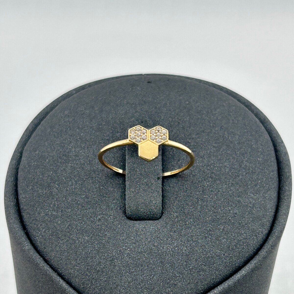 خاتم ذهب عيار 18 بوحدات سداسية هندسية عصري بزركون من جولدانا