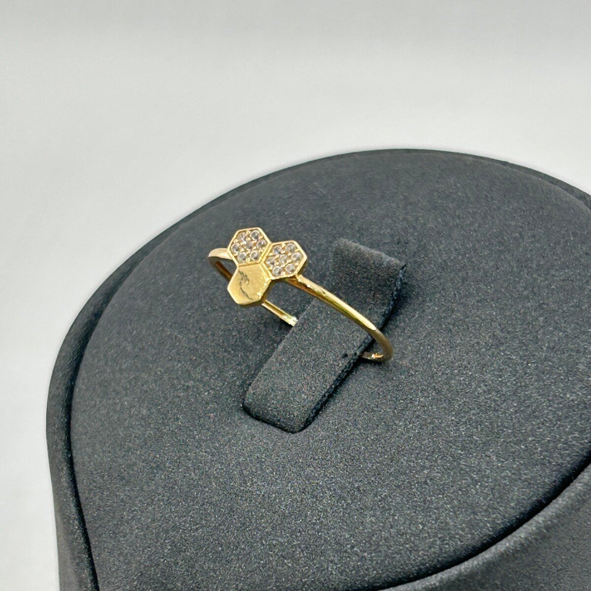 IMG_3145 خاتم ذهب عيار 18 بوحدات سداسية هندسية عصري بزركون من جولدانا