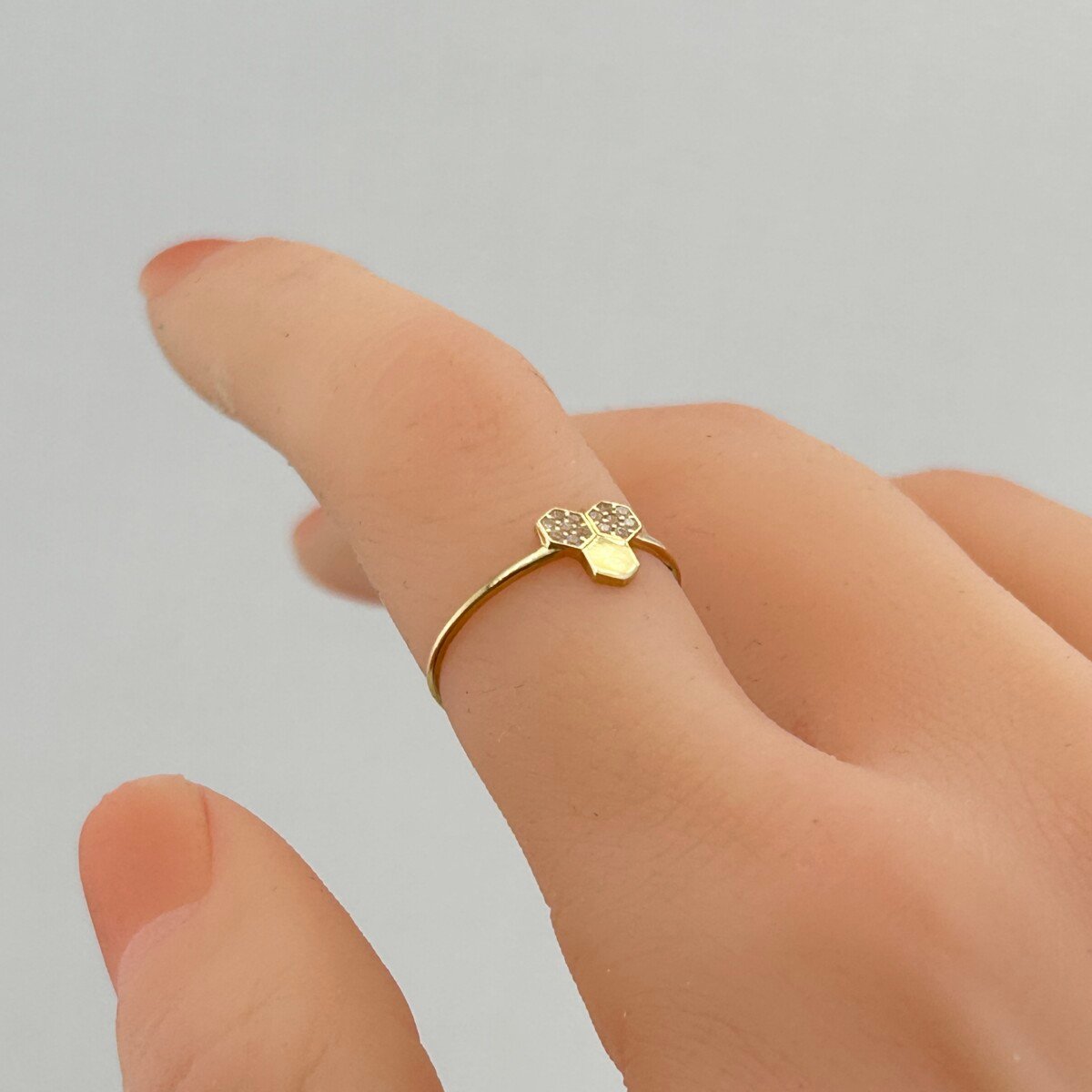 IMG_3146 خاتم ذهب عيار 18 بوحدات سداسية هندسية عصري بزركون من جولدانا