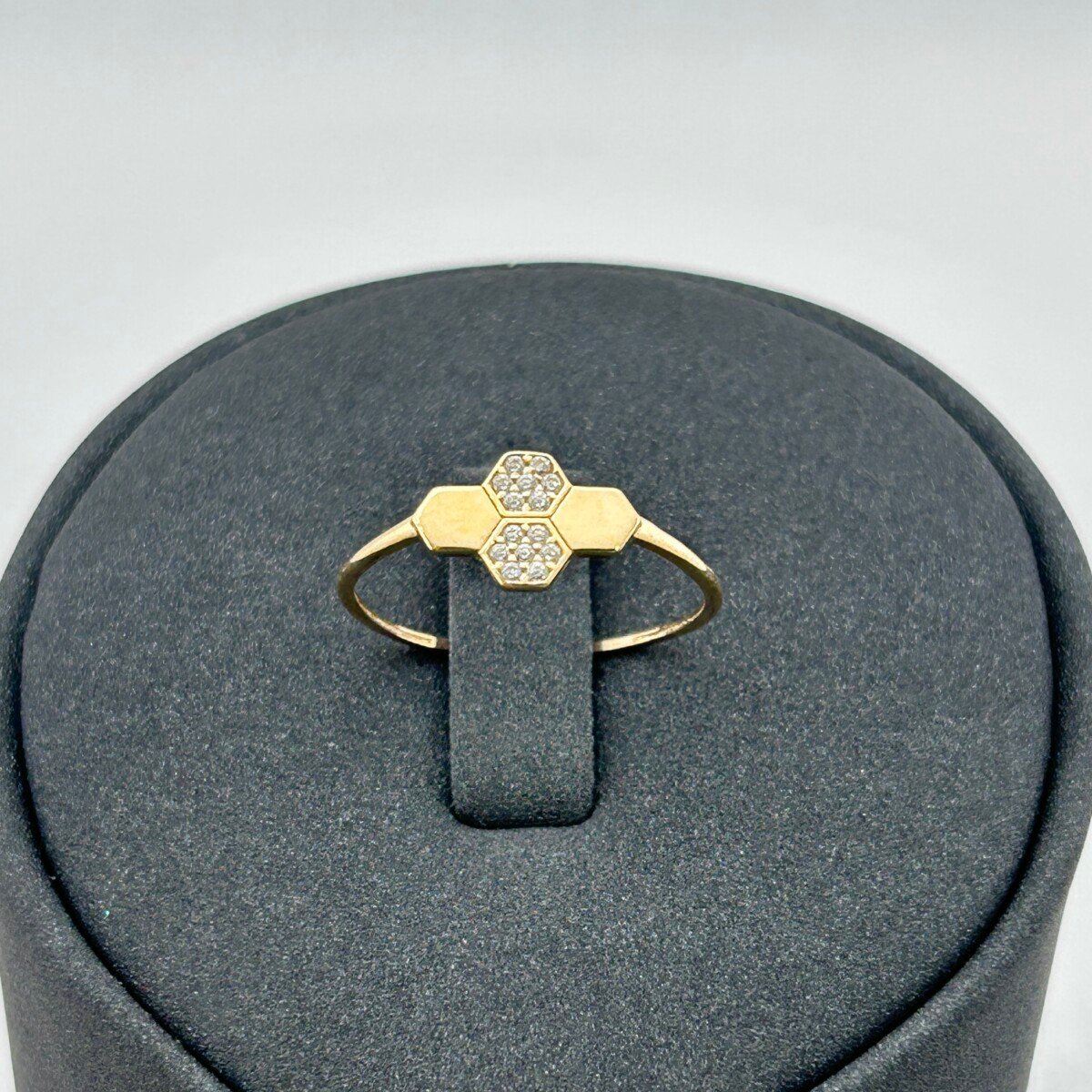 خاتم ذهب عيار 18 بتصميم خلايا سداسية عصري بزركون من جولدانا