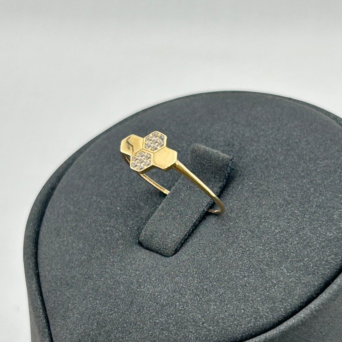 IMG_3149 خاتم ذهب عيار 18 بتصميم خلايا سداسية عصري بزركون من جولدانا