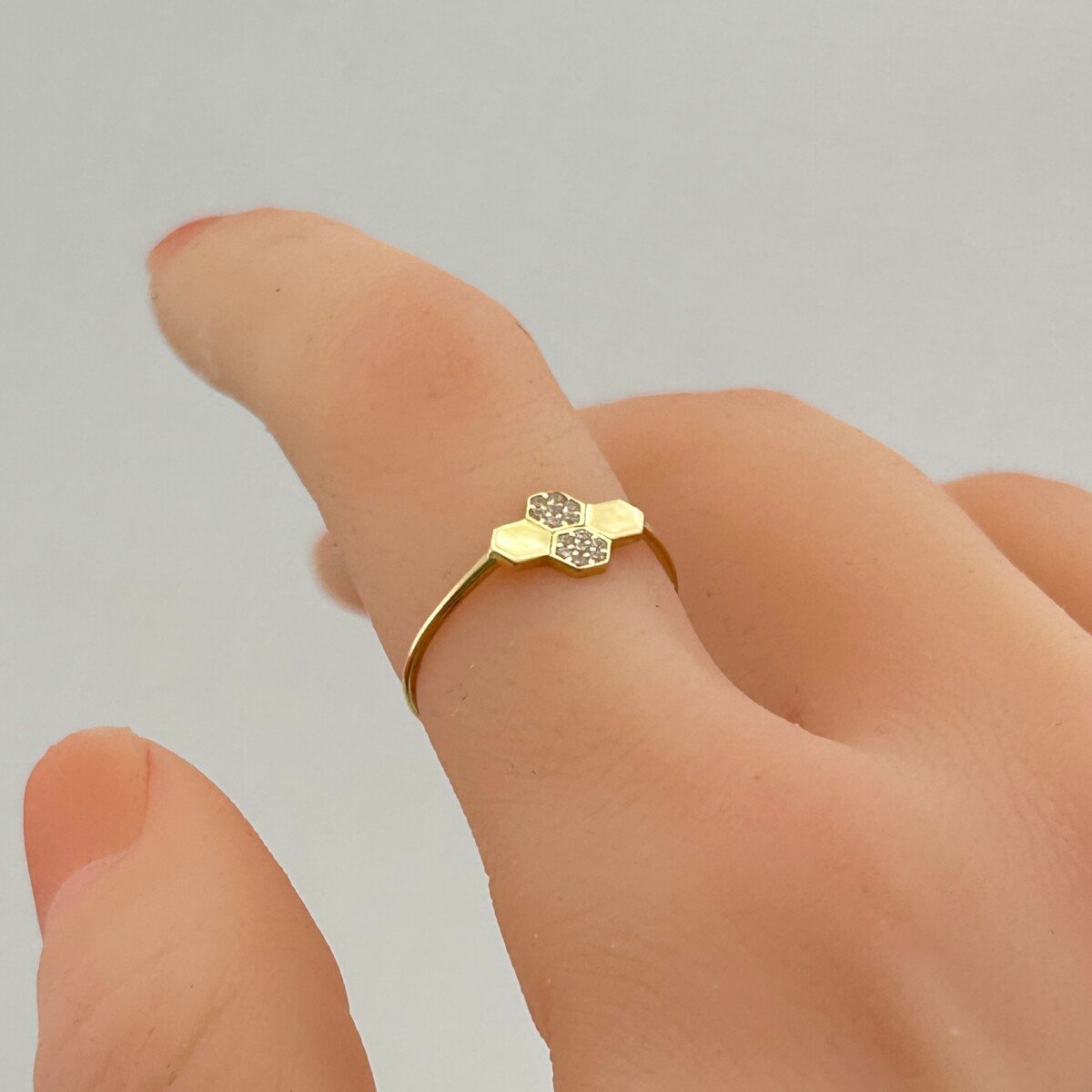 IMG_3150 خاتم ذهب عيار 18 بتصميم خلايا سداسية عصري بزركون من جولدانا