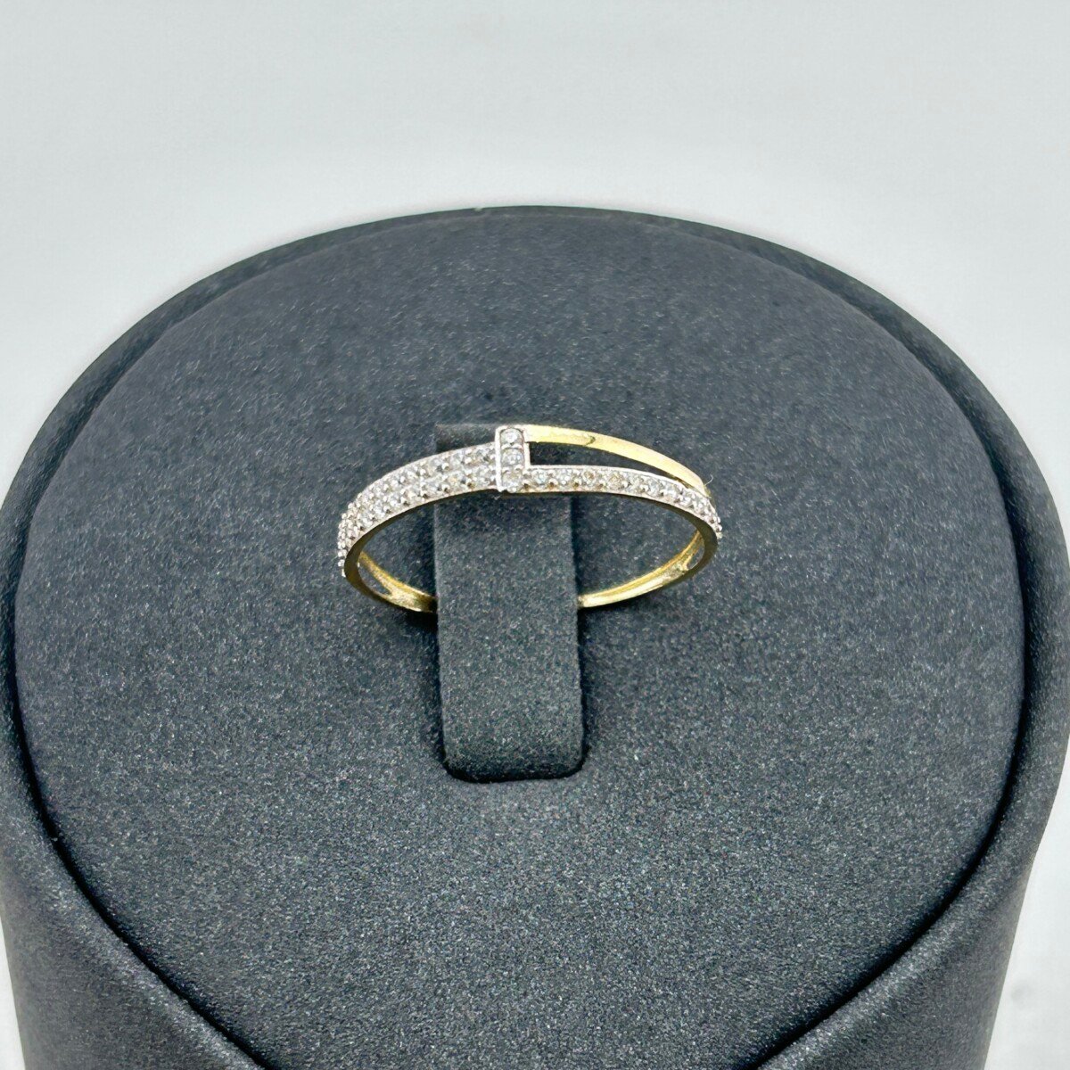 خاتم ذهب عيار 18 بخطين متداخلين مرصعين بزركون عصري من جولدانا