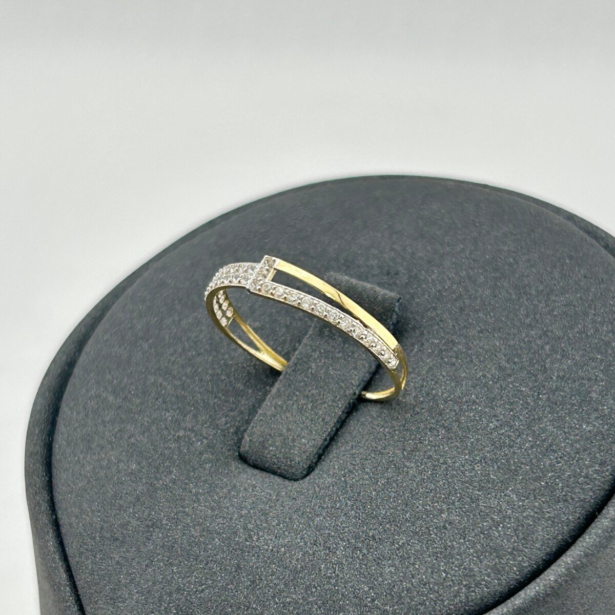 IMG_3153 خاتم ذهب عيار 18 بخطين متداخلين مرصعين بزركون عصري من جولدانا