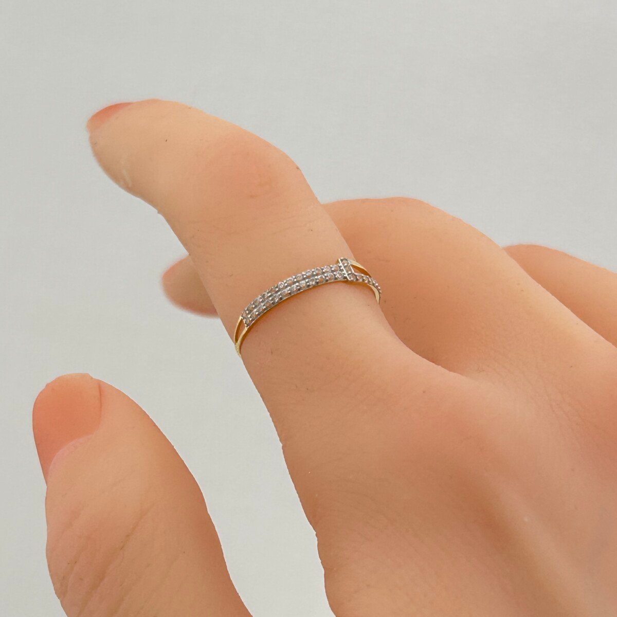 IMG_3154 خاتم ذهب عيار 18 بخطين متداخلين مرصعين بزركون عصري من جولدانا