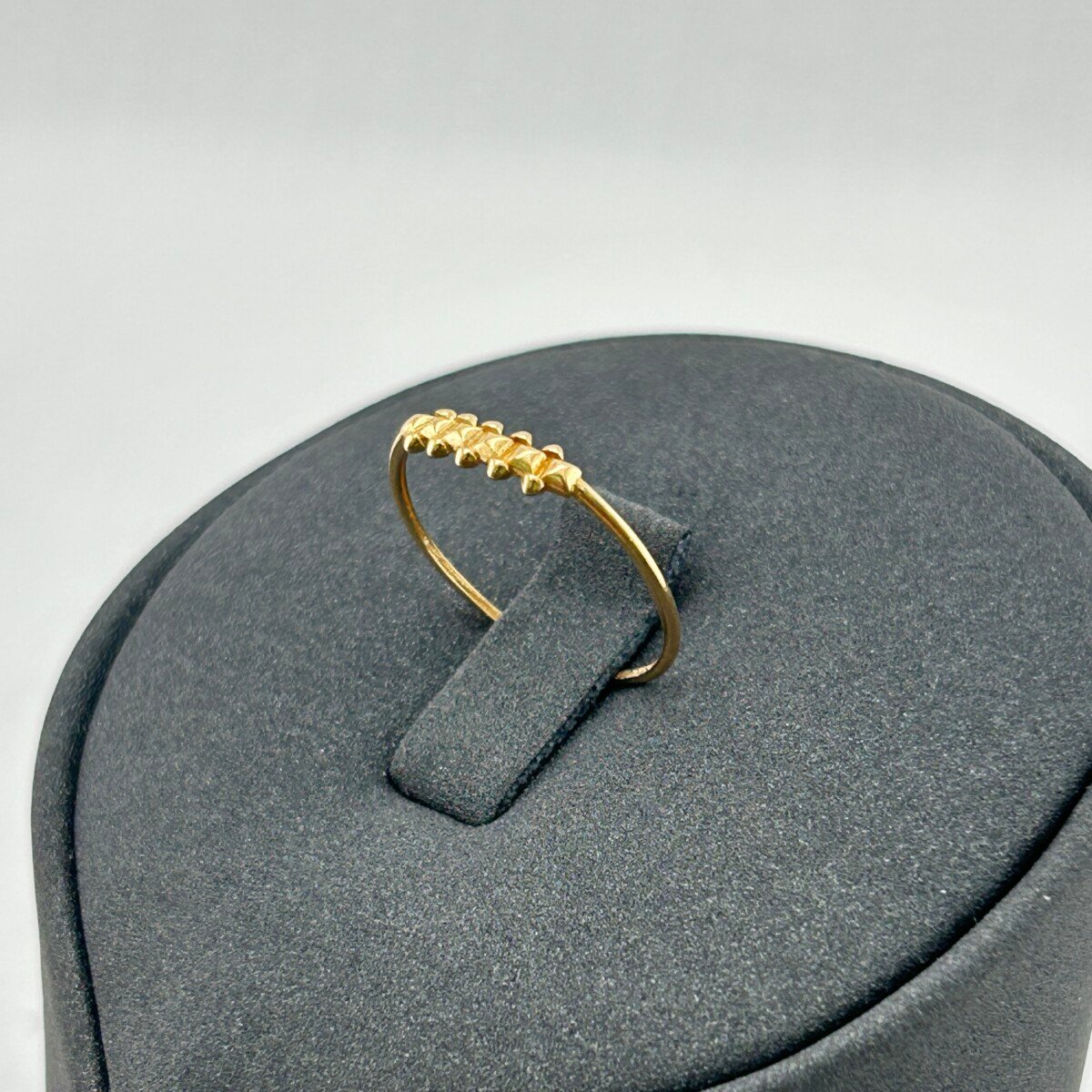 IMG_3157 خاتم ذهب عيار 18 بصفّ كرات ذهبية عصري ومميز من جولدانا