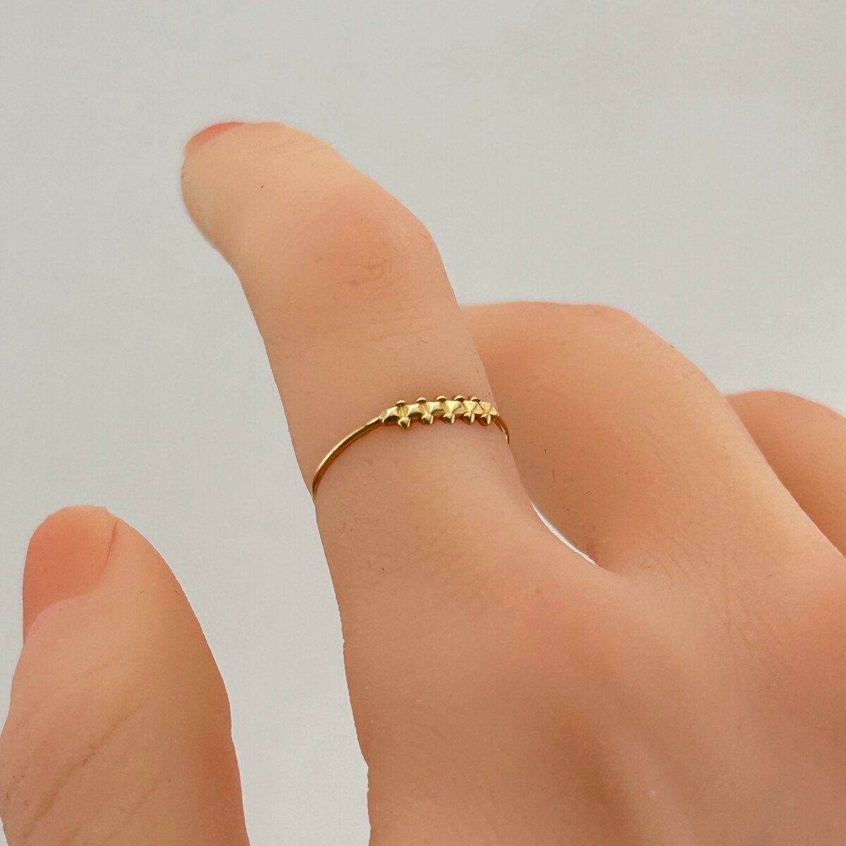 IMG_3158 خاتم ذهب عيار 18 بصفّ كرات ذهبية عصري ومميز من جولدانا