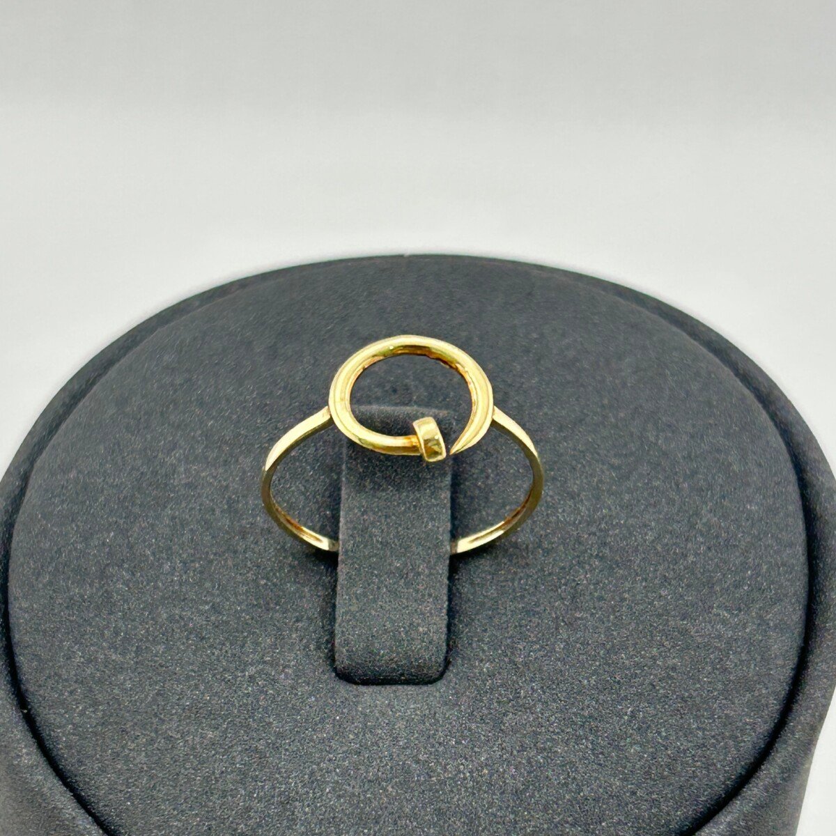 خاتم ذهب عيار 18 بدائرة مفتوحة انسيابية عصري وأنيق من جولدانا