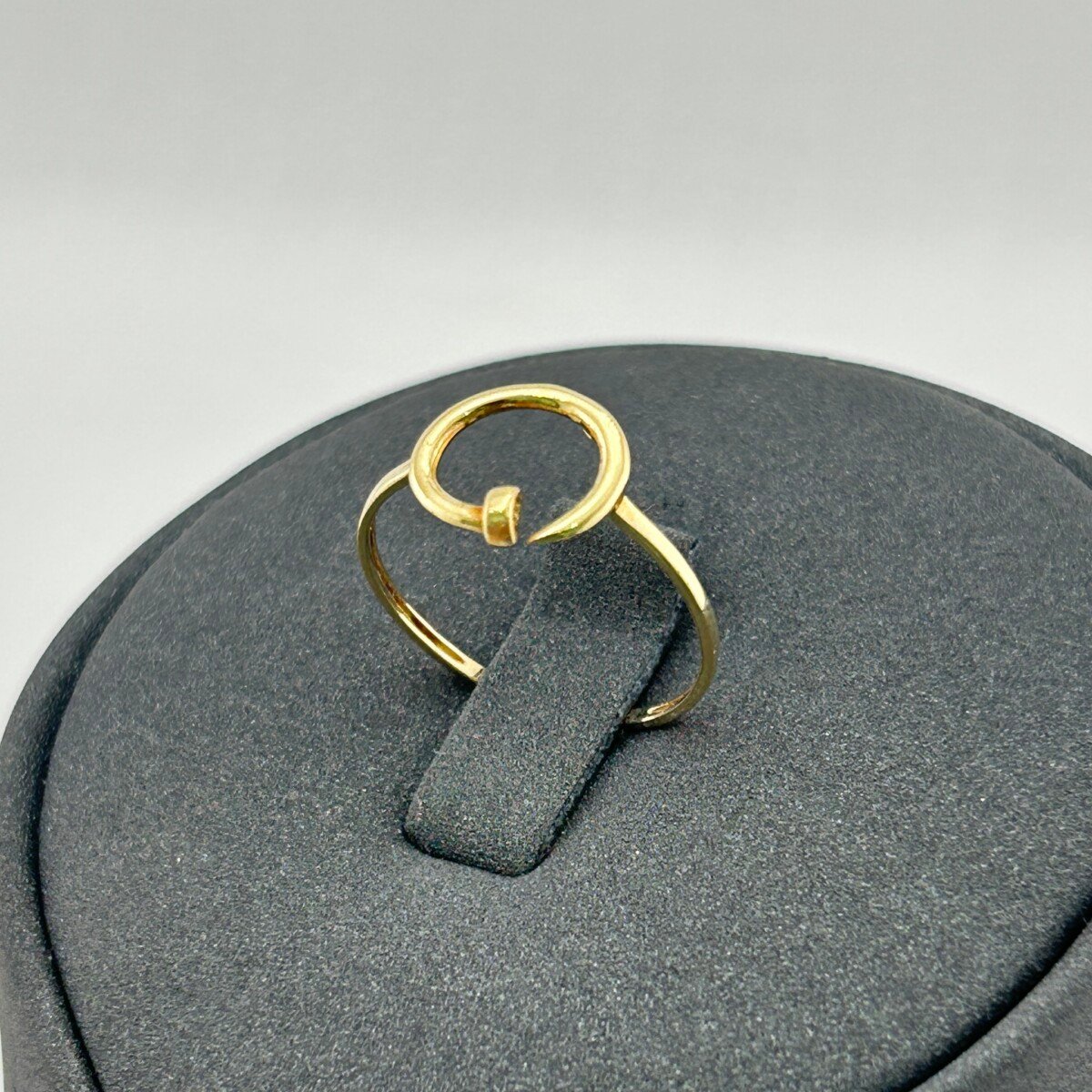 IMG_3161 خاتم ذهب عيار 18 بدائرة مفتوحة انسيابية عصري وأنيق من جولدانا