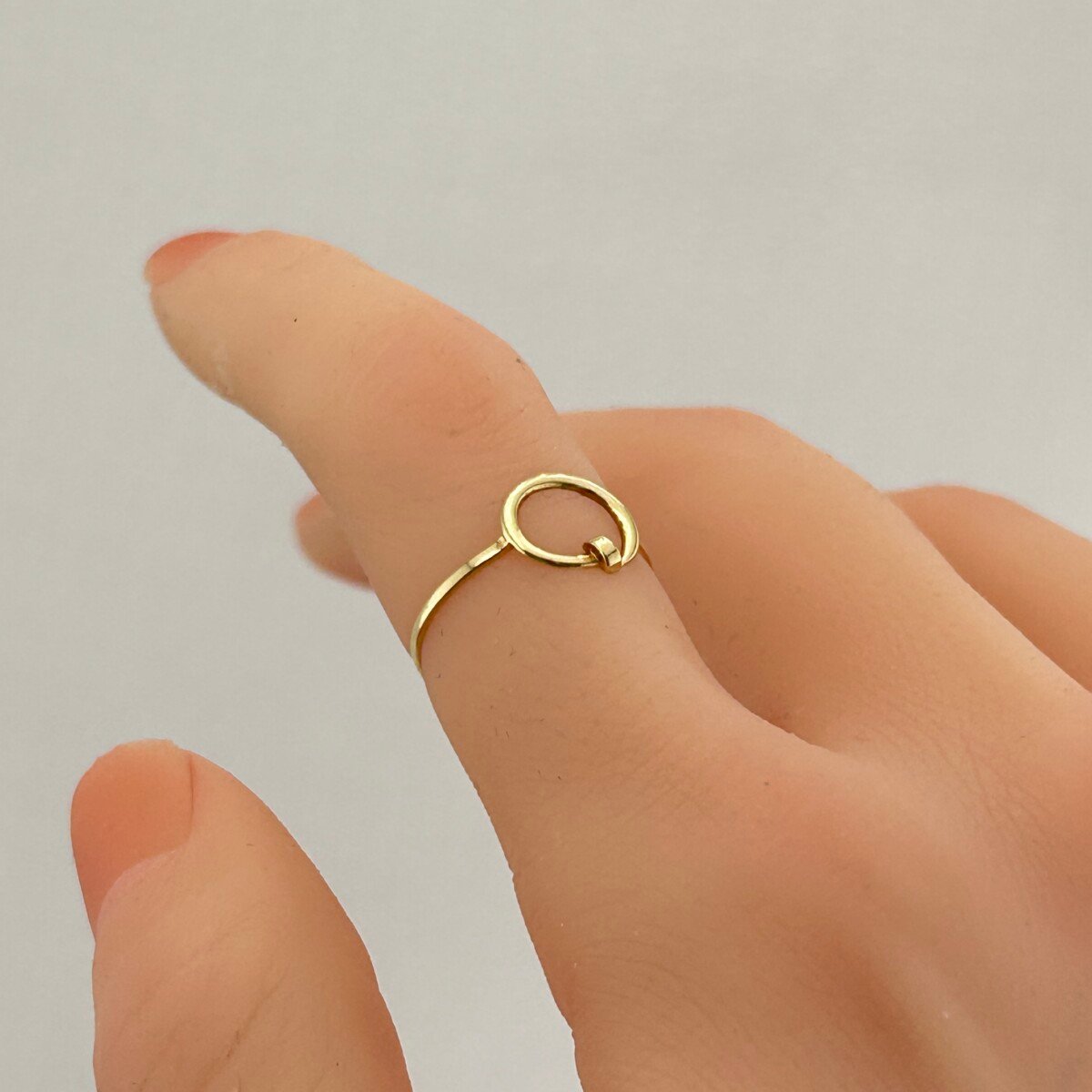 IMG_3162 خاتم ذهب عيار 18 بدائرة مفتوحة انسيابية عصري وأنيق من جولدانا