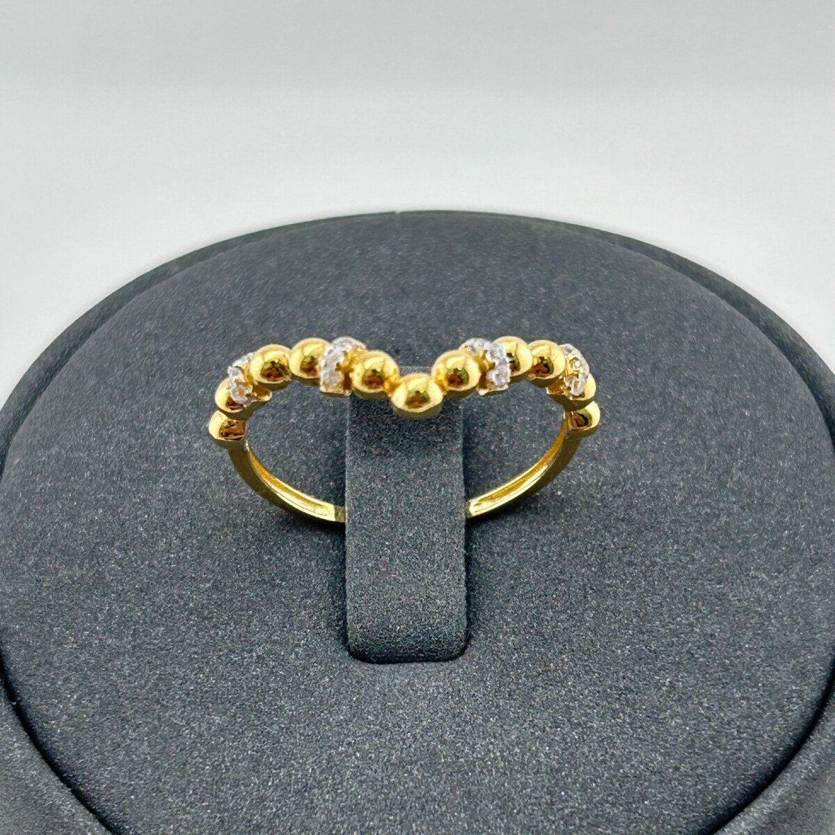 خاتم ذهب عيار 18 بكُرات زخرفية وفواصل زركون من جولدانا