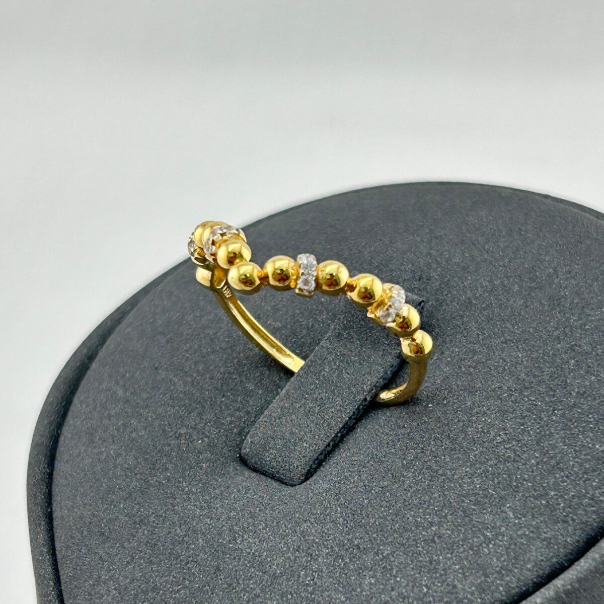 IMG_3170 خاتم ذهب عيار 18 بكُرات زخرفية وفواصل زركون من جولدانا