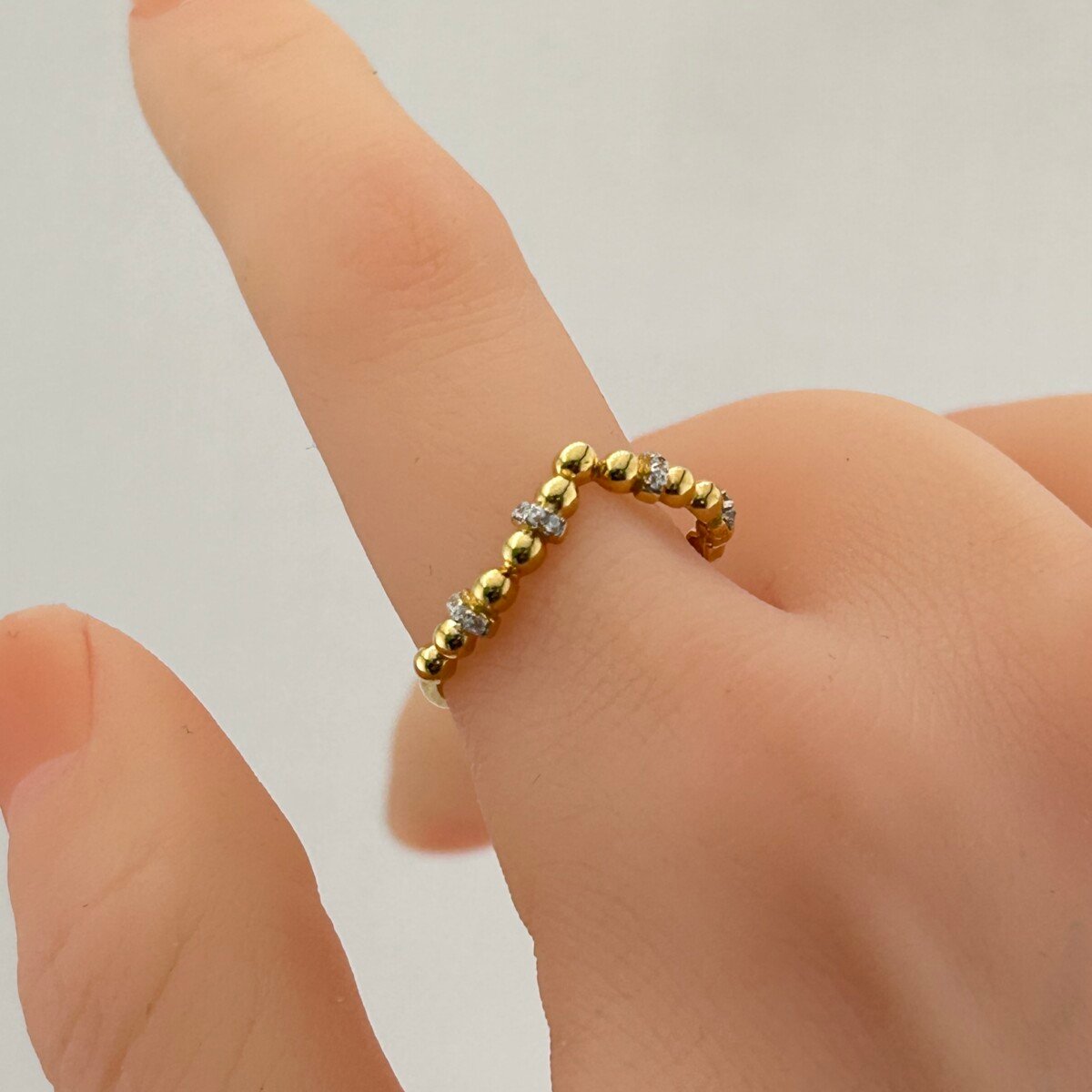 IMG_3171 خاتم ذهب عيار 18 بكُرات زخرفية وفواصل زركون من جولدانا