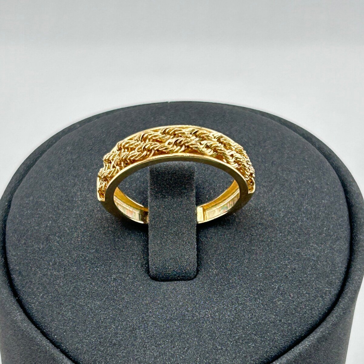 خاتم ذهب عيار 18 بتفاصيل مضفرة أنيقة وعصرية من جولدانا