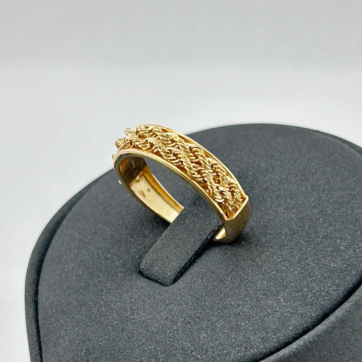 IMG_3175 خاتم ذهب عيار 18 بتفاصيل مضفرة أنيقة وعصرية من جولدانا