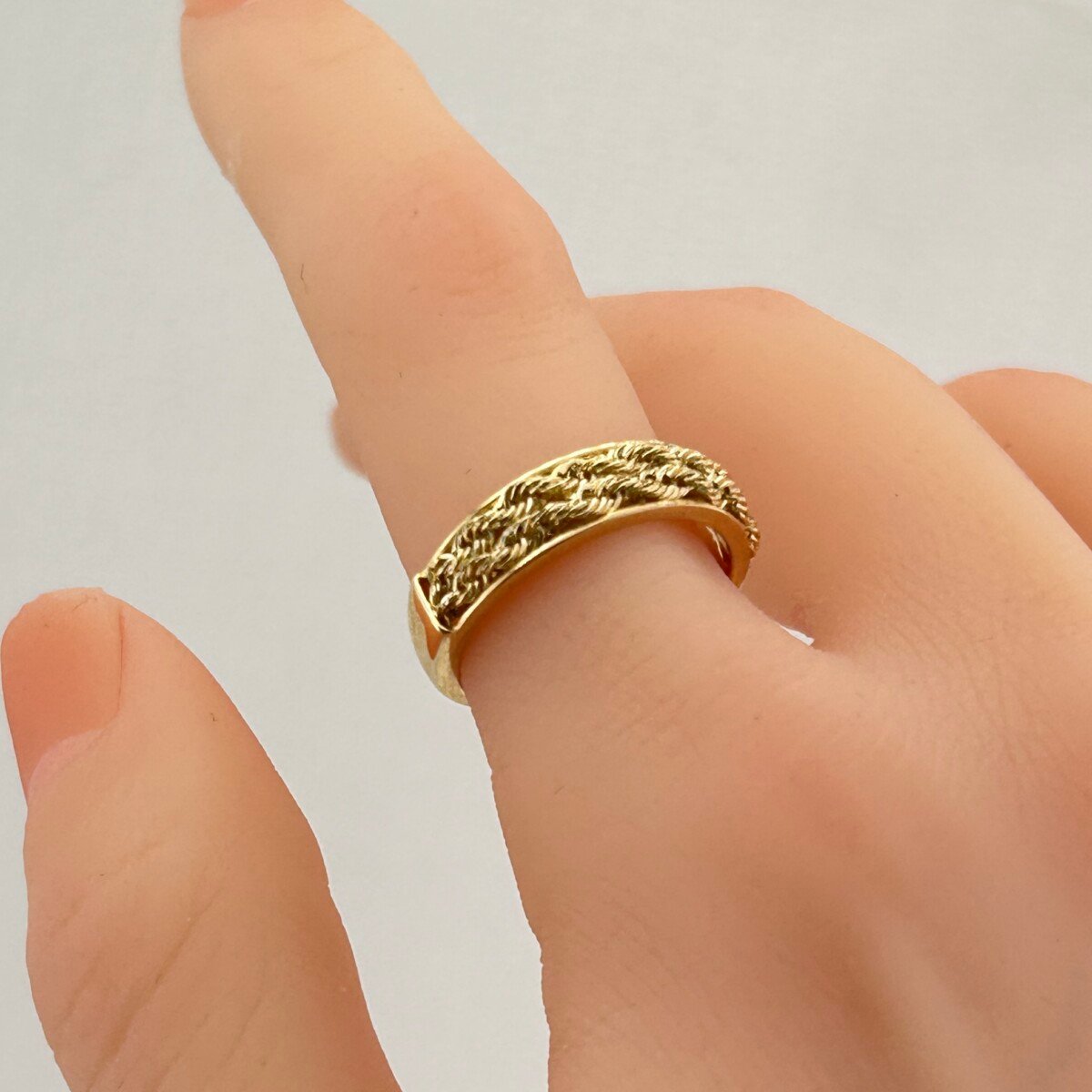 IMG_3176 خاتم ذهب عيار 18 بتفاصيل مضفرة أنيقة وعصرية من جولدانا