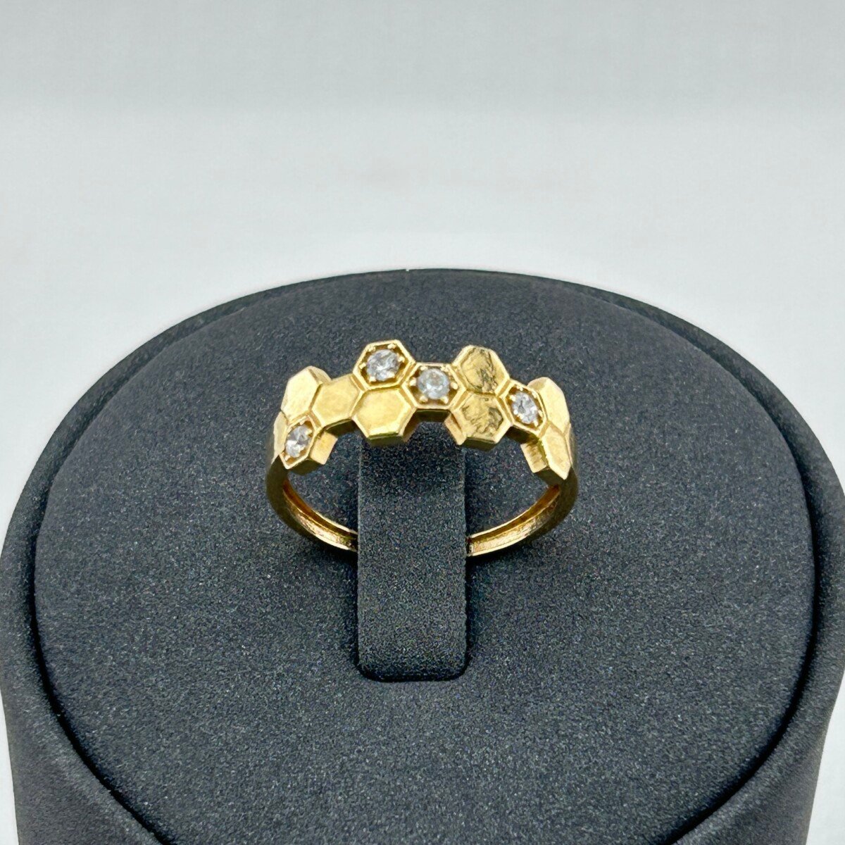 خاتم ذهب عيار 18 بتصميم سداسي مرصع زركون من جولدانا