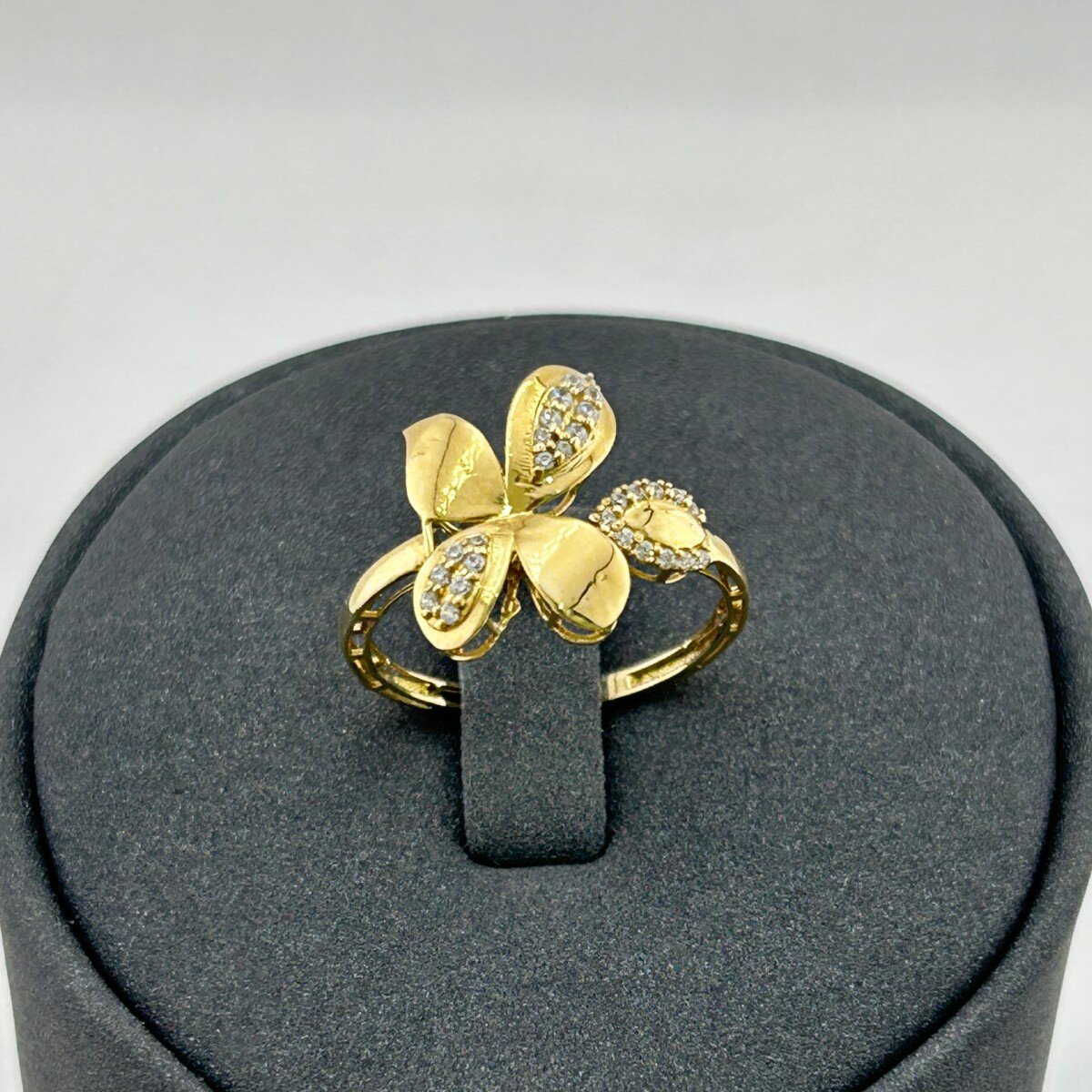 خاتم ذهب عيار 18 بشكل وردة مرصع زركون من جولدانا