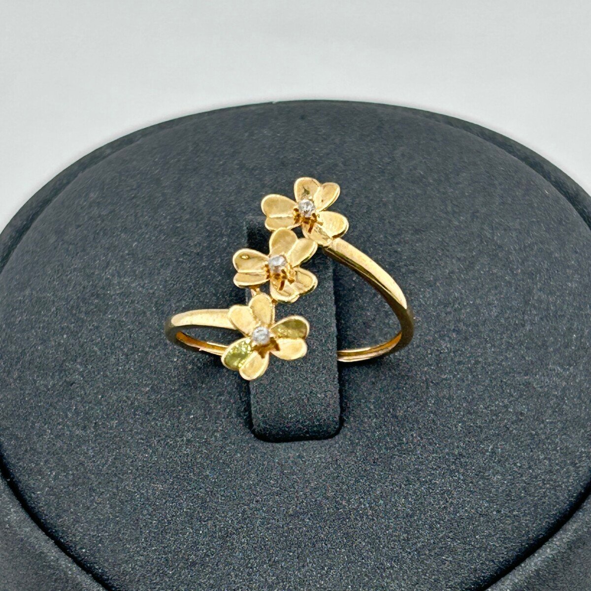 خاتم ذهب عيار 18 بتصميم الزهور الفاتنة مرصع بزركون من جولدانا