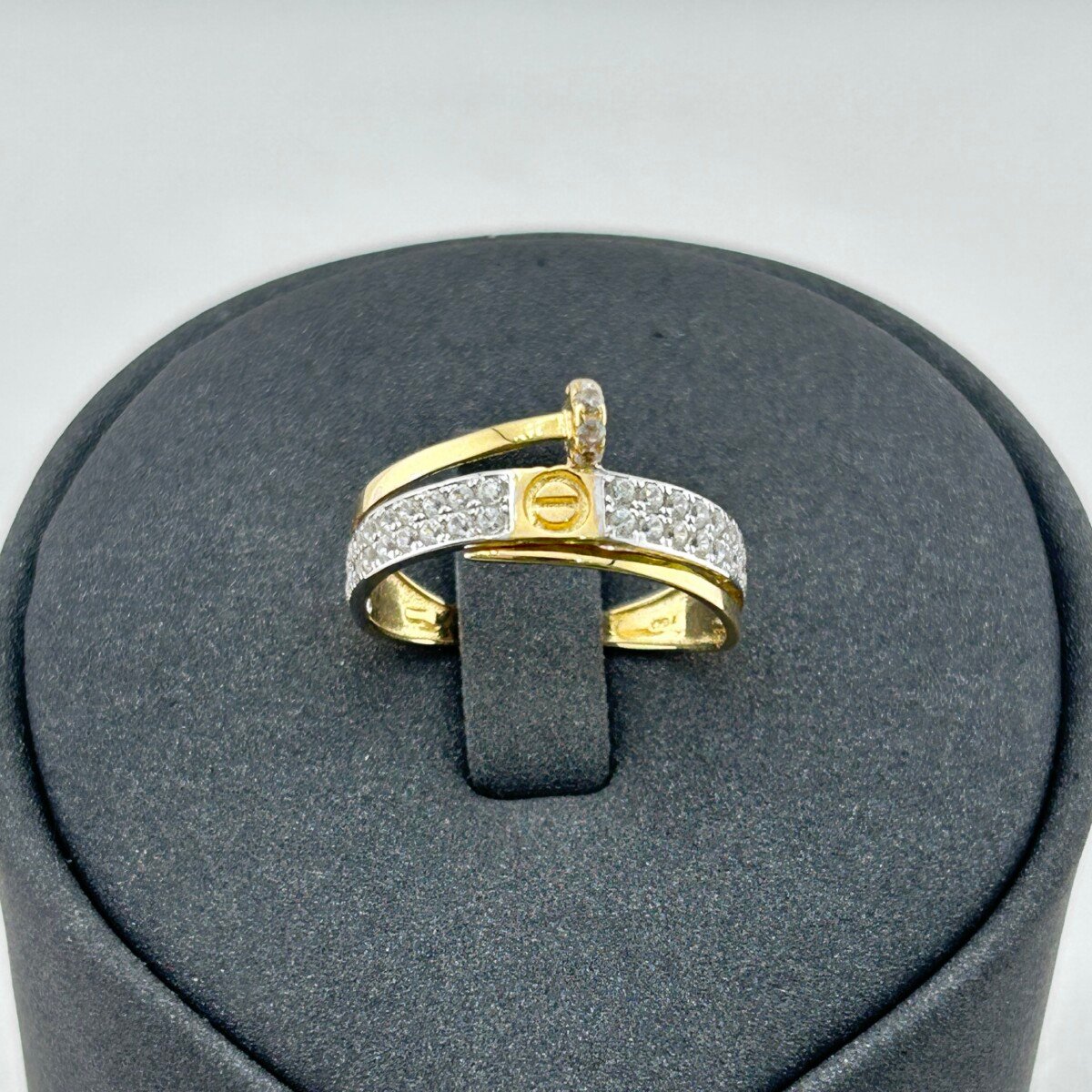 خاتم ذهب عيار 18 بتصميم عصري مزدوج مرصع بزركون من جولدانا