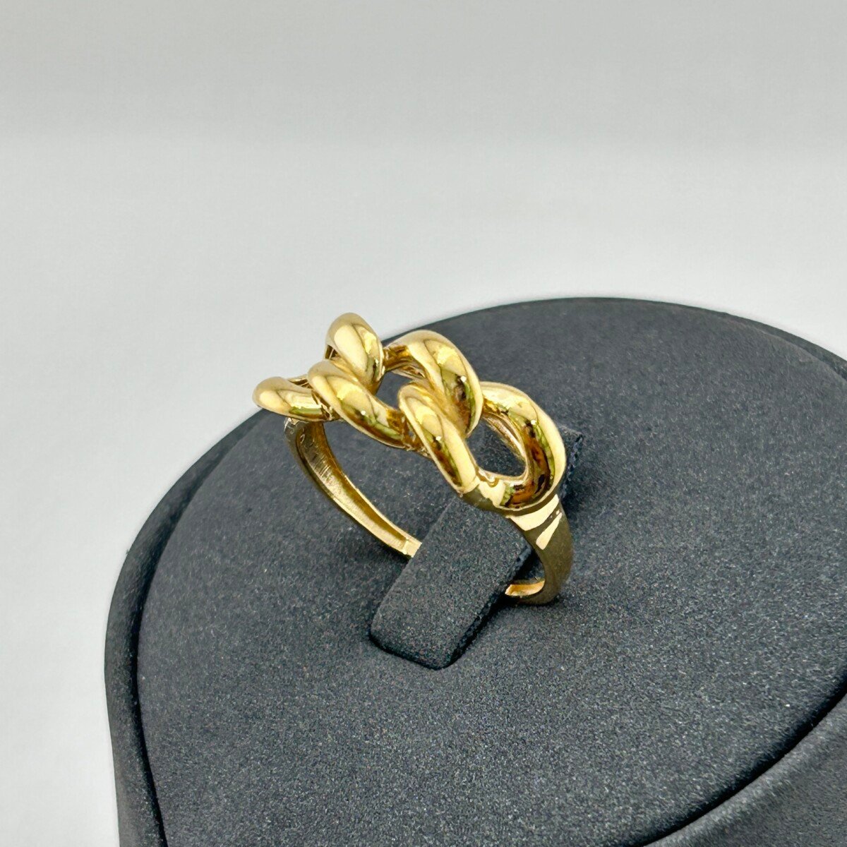 IMG_3207 خاتم ذهب عيار 18 بتصميم سلسلة كلاسيكي أنيق من جولدانا