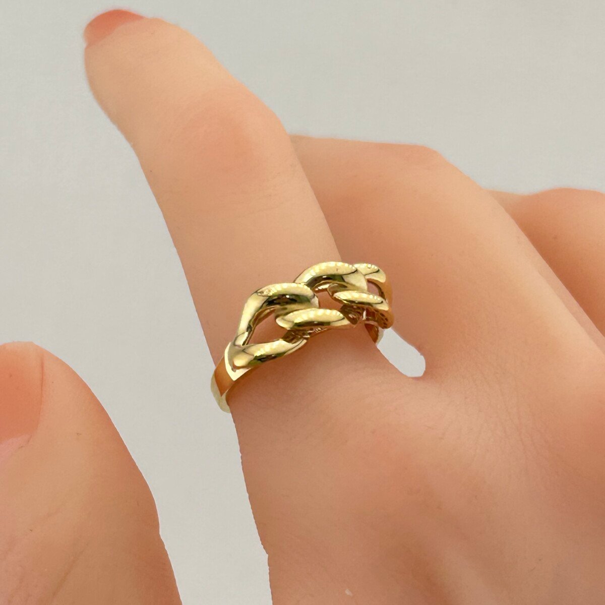 IMG_3208 خاتم ذهب عيار 18 بتصميم سلسلة كلاسيكي أنيق من جولدانا