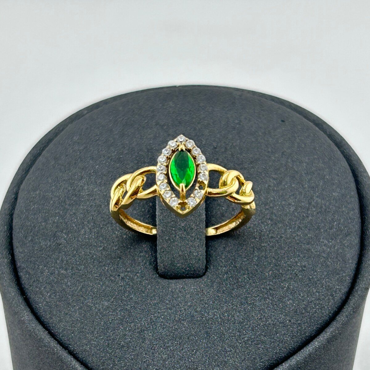 خاتم ذهب عيار 18 بحجر زمردي وتصميم عصري مرصع بزركون من جولدانا