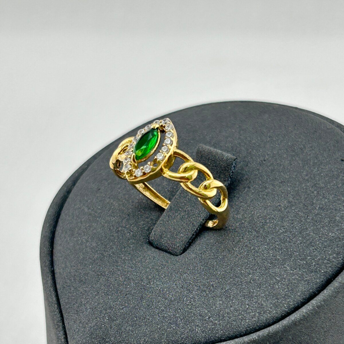 IMG_3211 خاتم ذهب عيار 18 بحجر زمردي وتصميم عصري مرصع بزركون من جولدانا