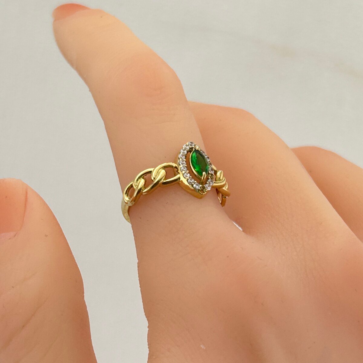 IMG_3212 خاتم ذهب عيار 18 بحجر زمردي وتصميم عصري مرصع بزركون من جولدانا