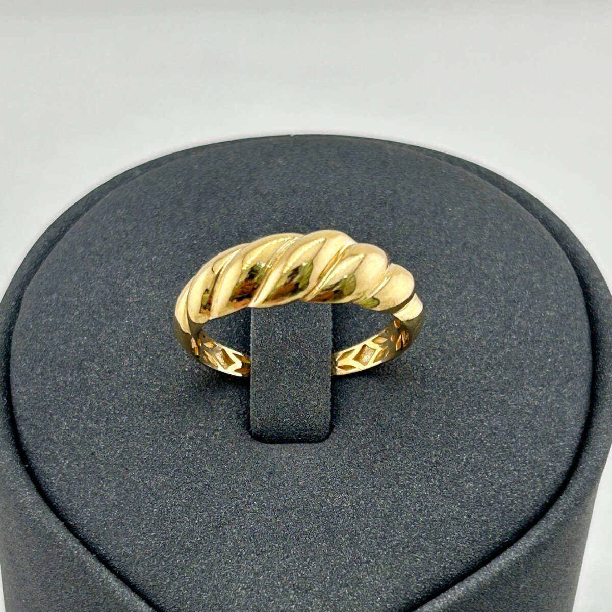 خاتم ذهب عيار 18 بتصميم إيطالي ونقشة ملتفّة فاخرة من جولدانا