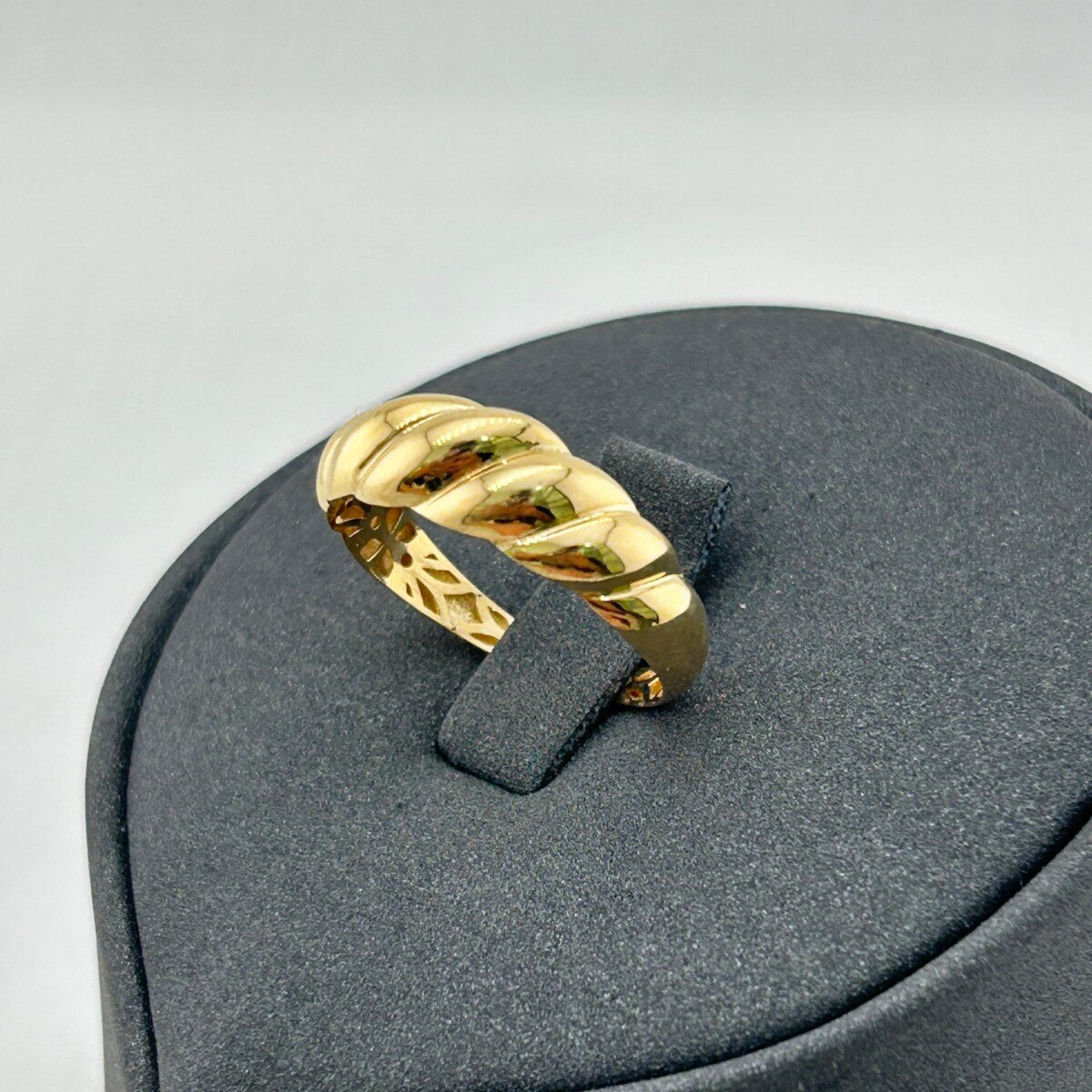 IMG_3215 خاتم ذهب عيار 18 بتصميم إيطالي ونقشة ملتفّة فاخرة من جولدانا